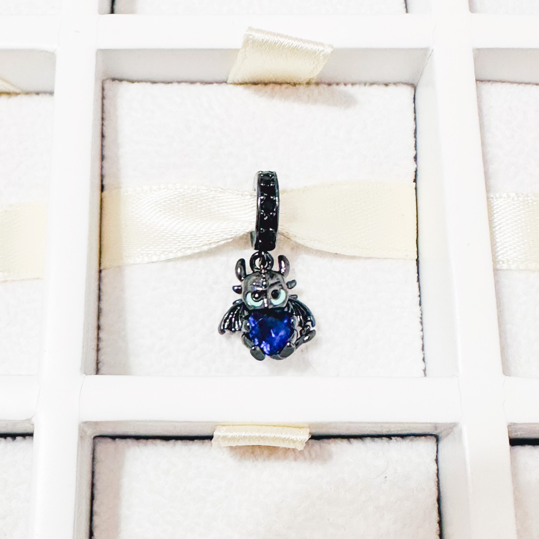 Charm Dragón Chimuelo Con Corazón Azul