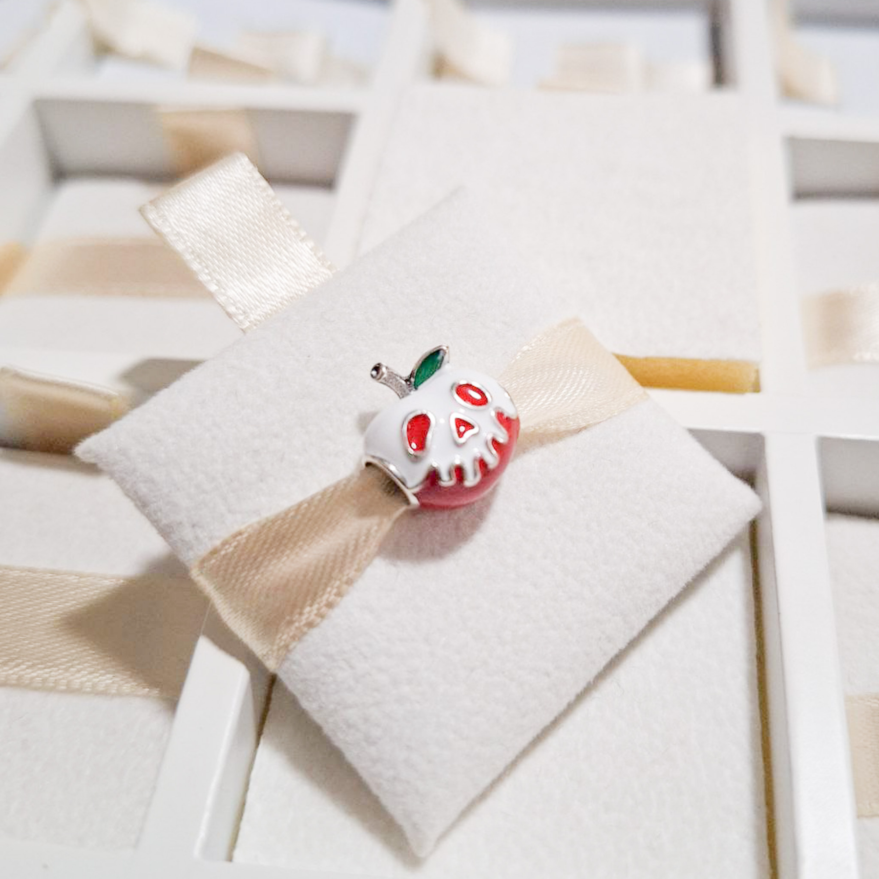 Charm Manzana Envenenada Blanca Nieves