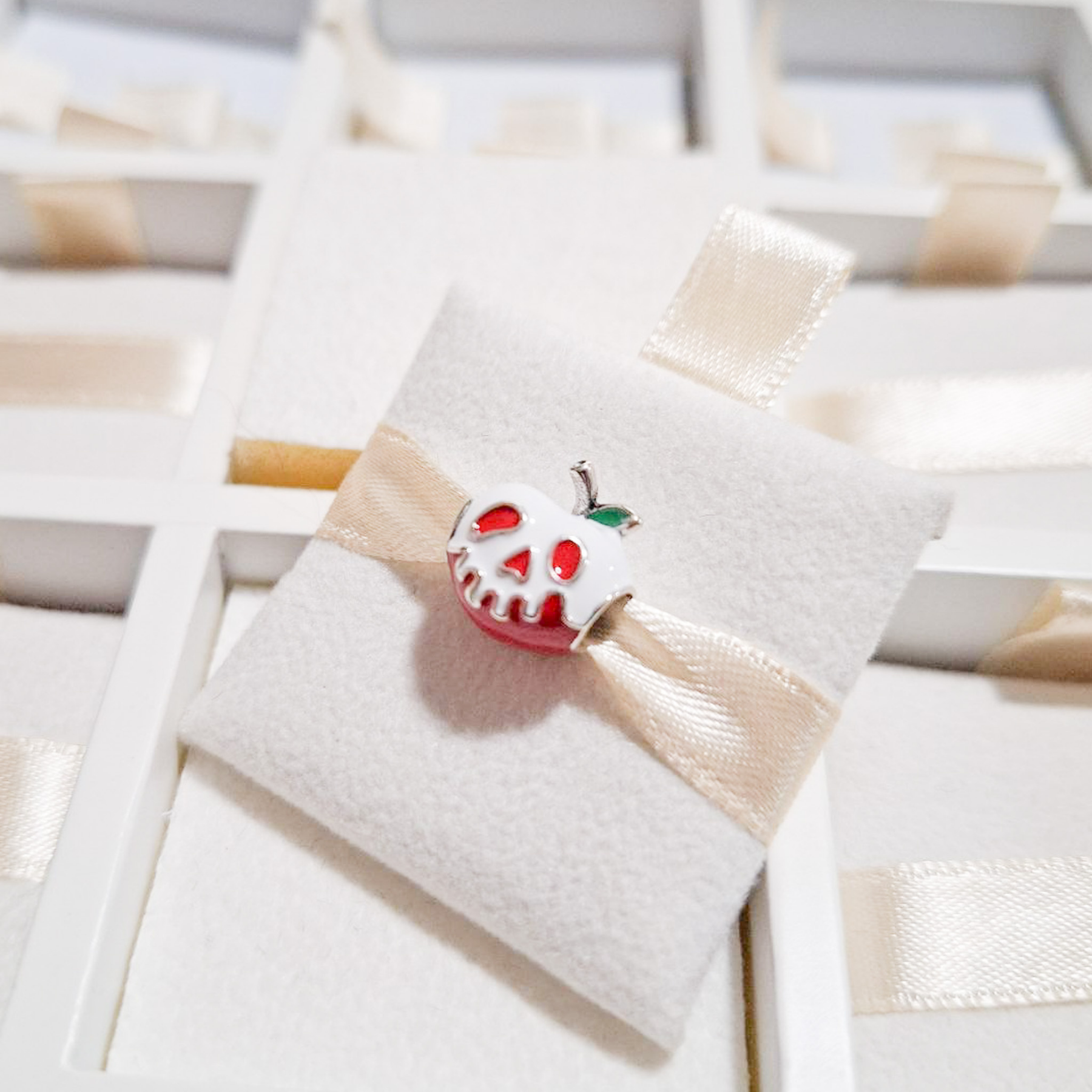 Charm Manzana Envenenada Blanca Nieves