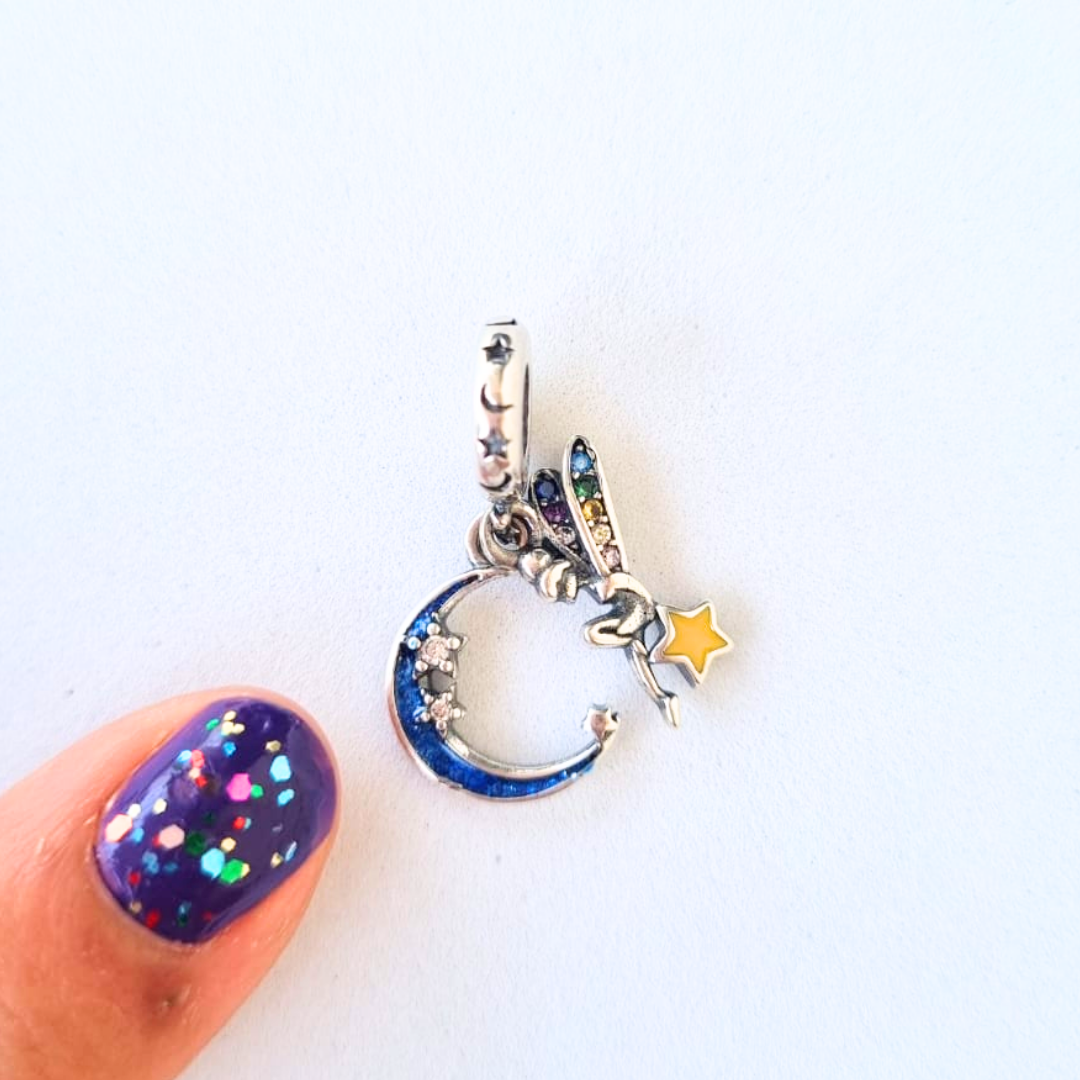 Charm Hada Sentada en la Luna
