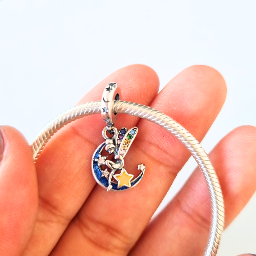 Charm Hada Sentada en la Luna