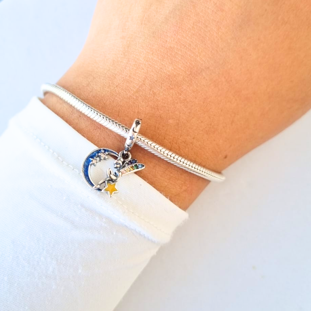 Charm Hada Sentada en la Luna
