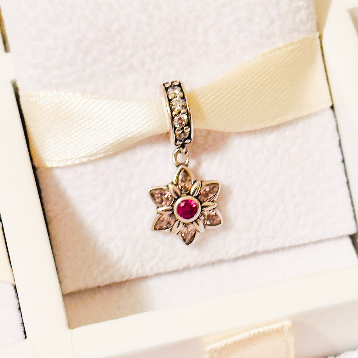 Charm Cristales Flor Pétalos Rosas Centro Rojo
