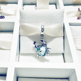 Cargar imagen en la galería, Charm Cangrejo Corazón Azul Tornasol