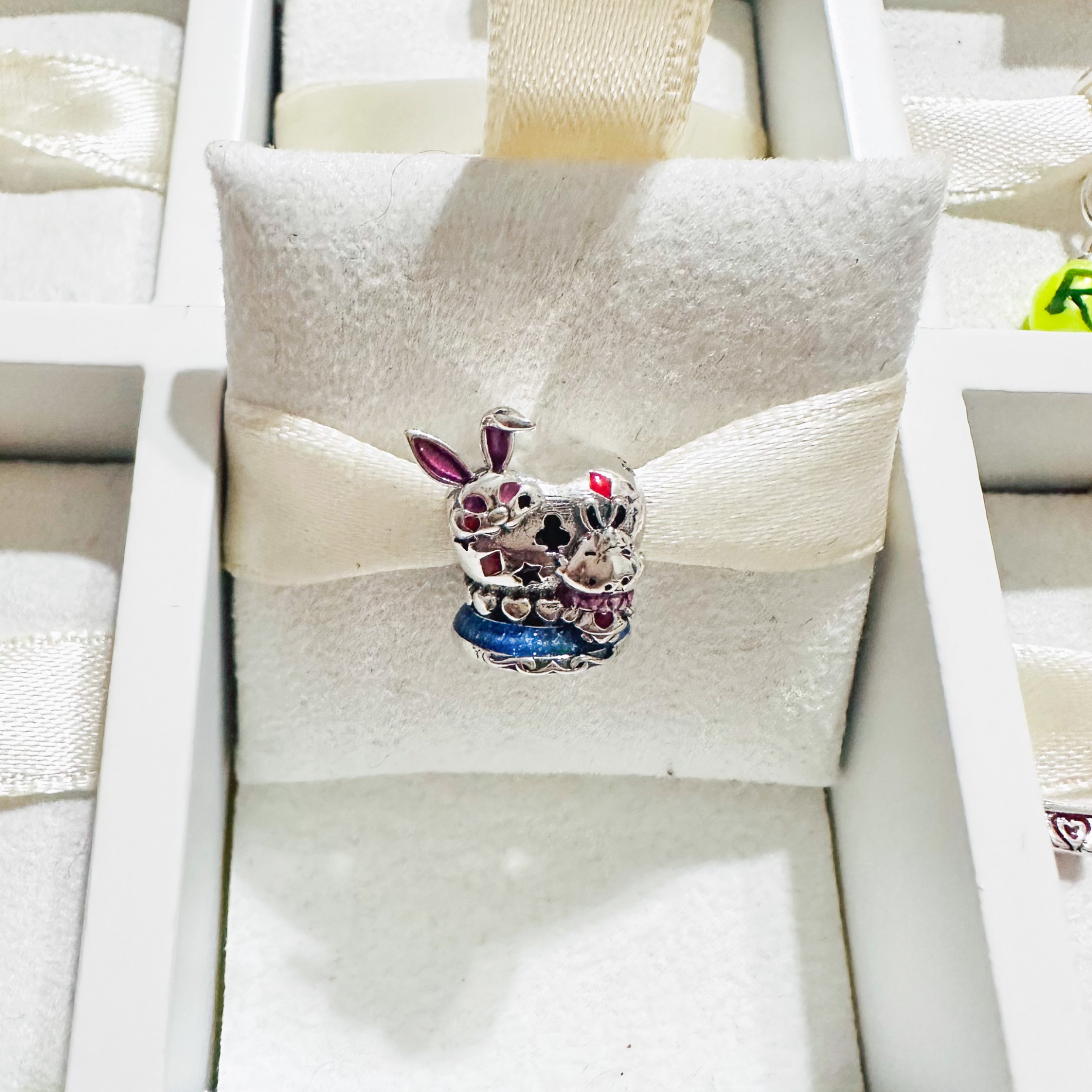 Charm Dije Dulce Compañero Blanco Reina De Corazones