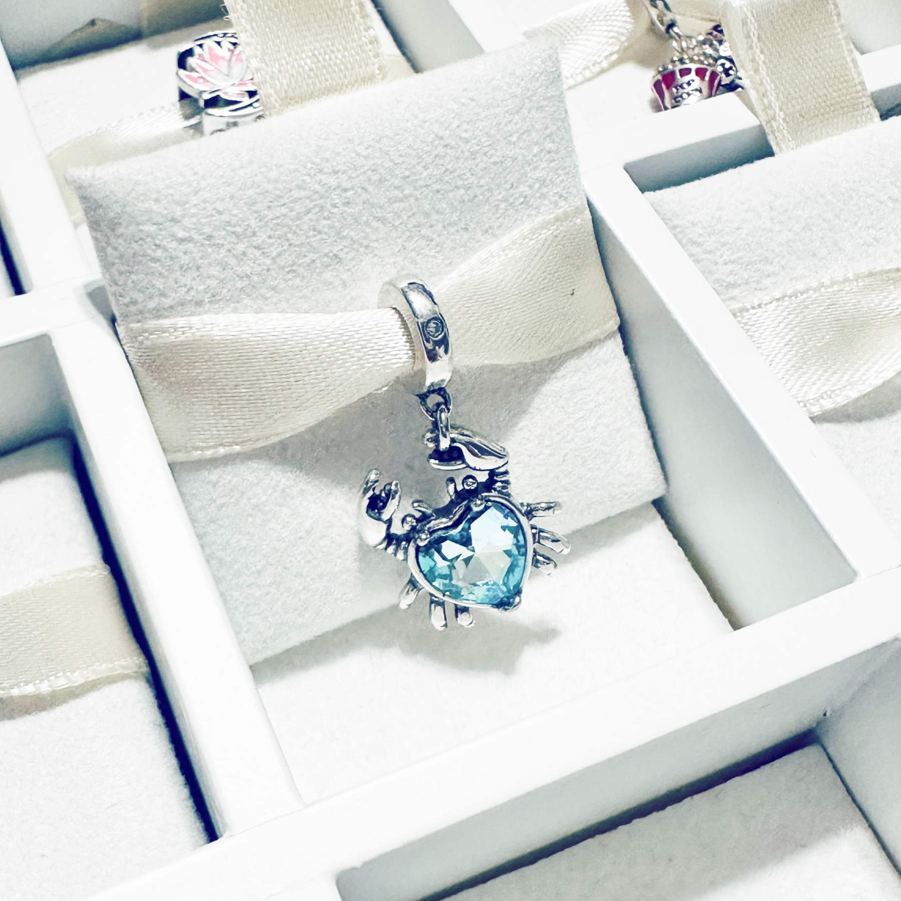 Charm Cangrejo Corazón Azul Tornasol