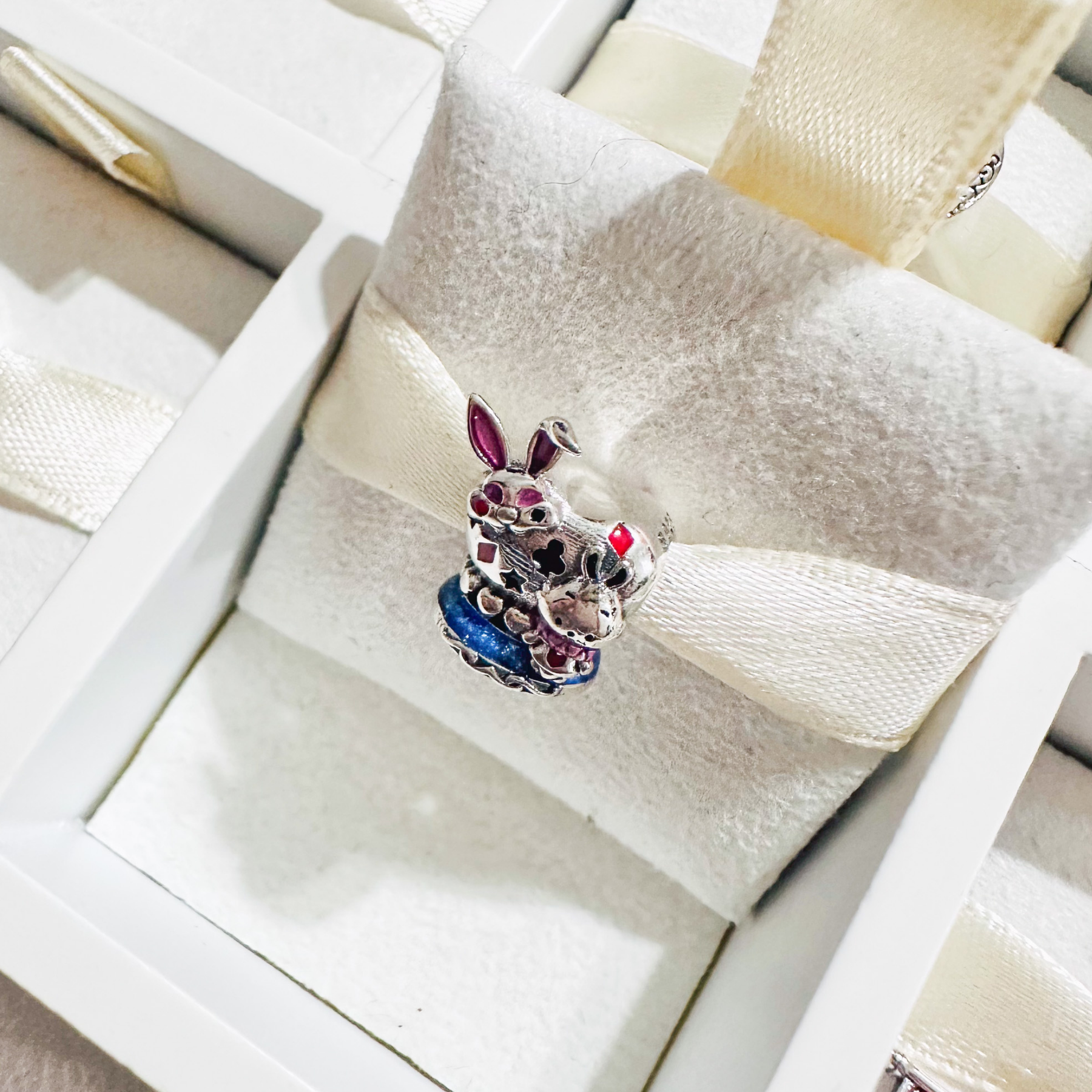 Charm Dije Dulce Compañero Blanco Reina De Corazones