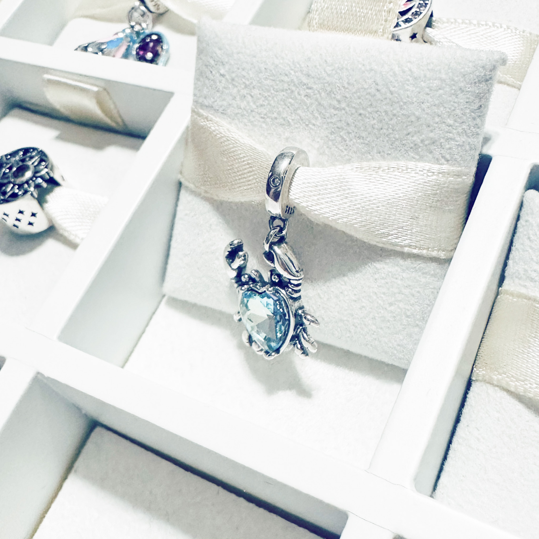 Charm Cangrejo Corazón Azul Tornasol