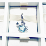 Cargar imagen en la galería, Charm Cangrejo Corazón Azul Tornasol