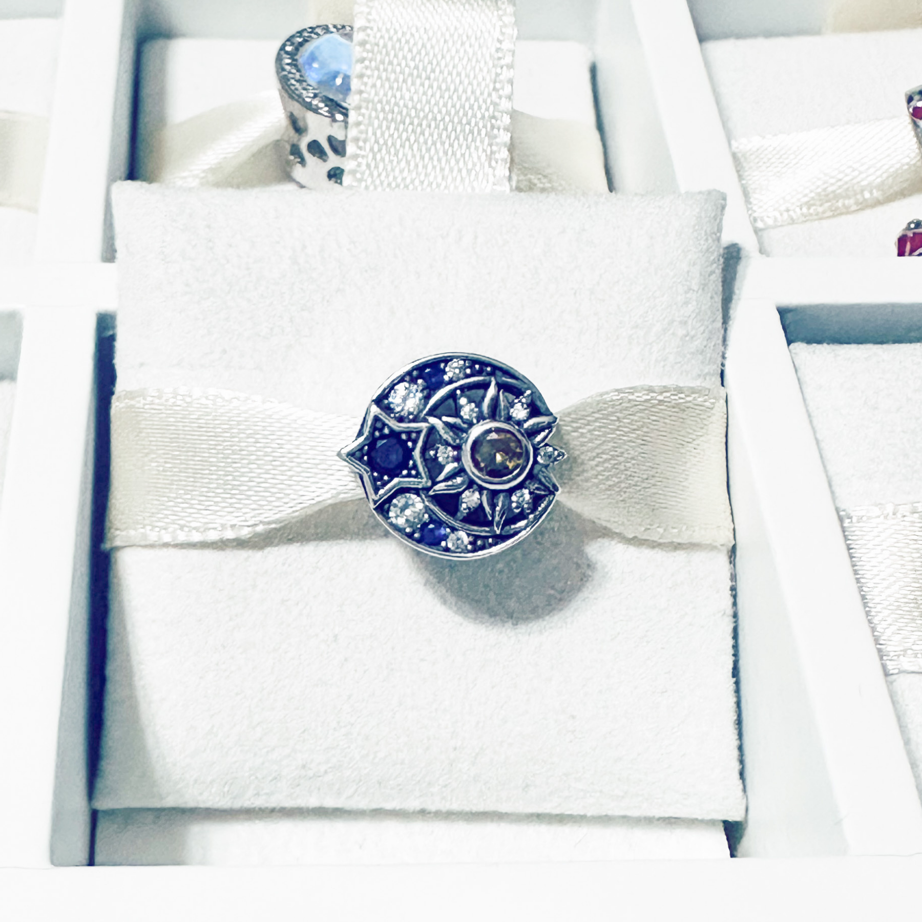 Charm Luna Estrellas Con Sol