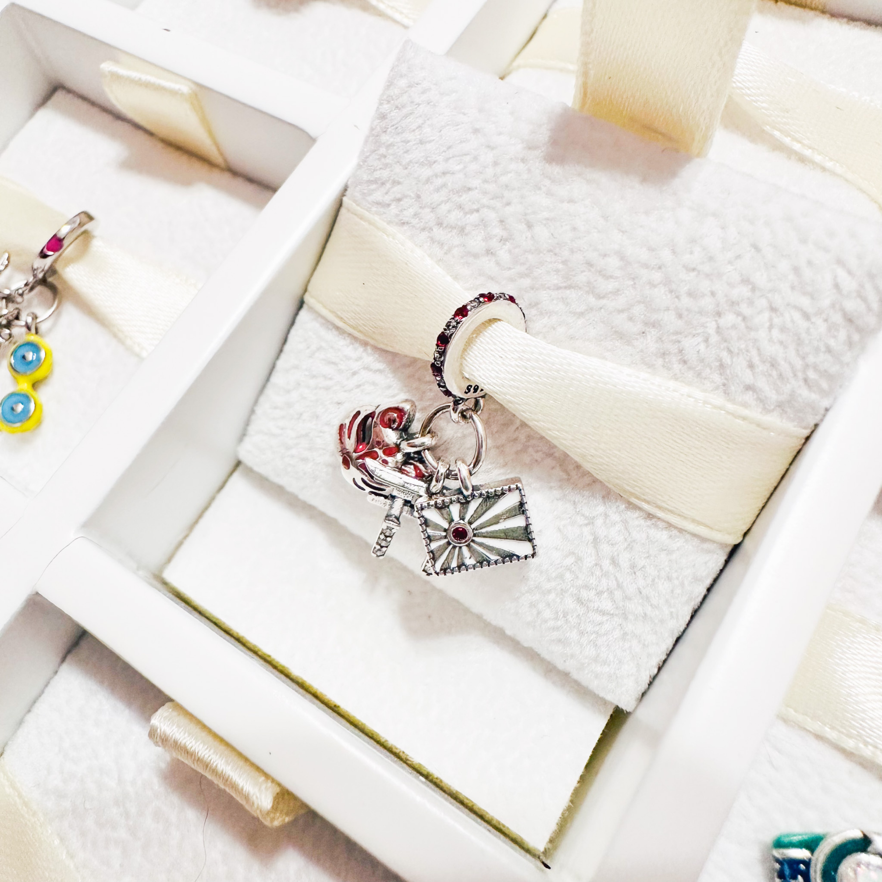 Charm Arco De Torii, Máscara Y Bandera Japonesa