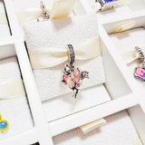 Cargar imagen en la galería, Charm Corazón Rosa Con Gatos