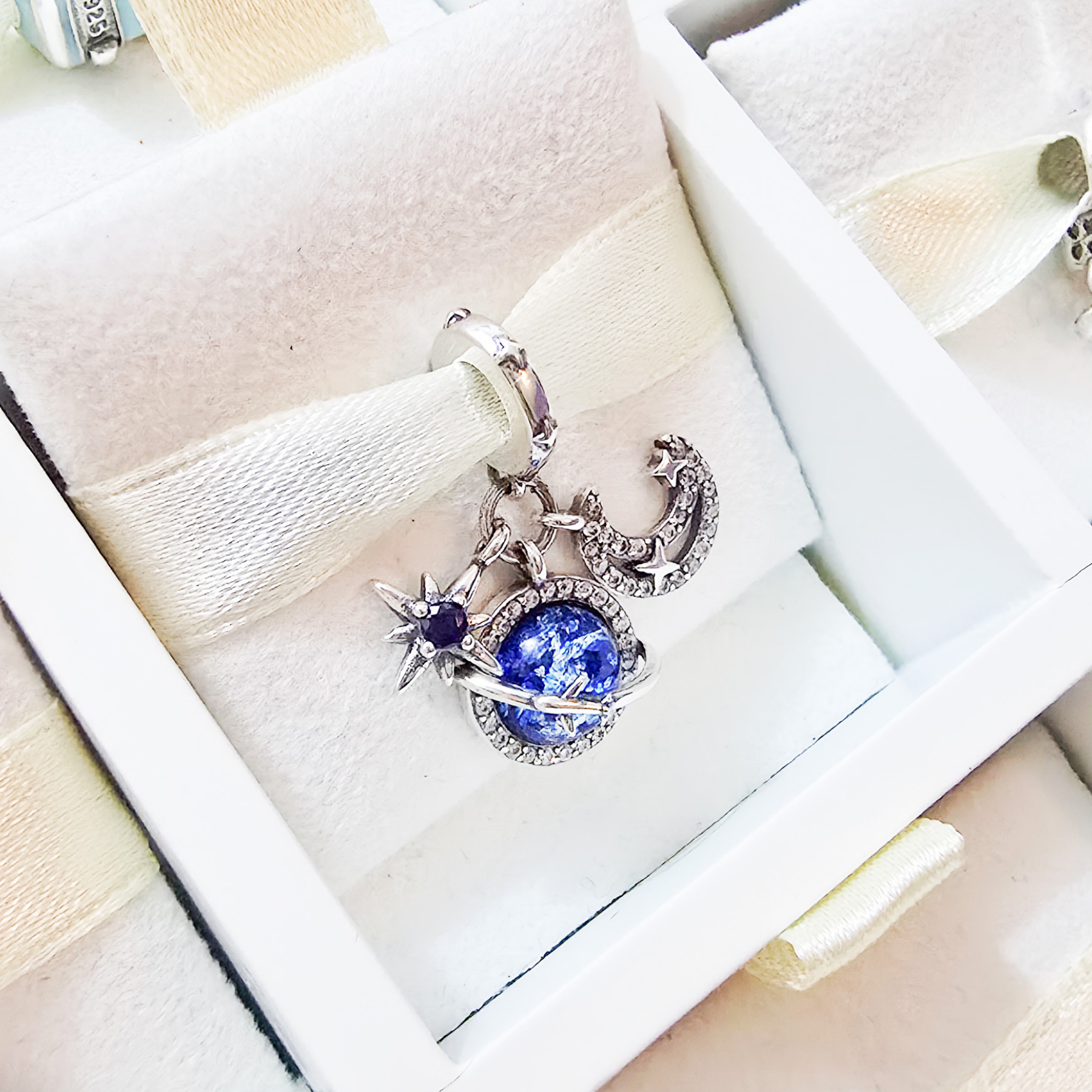 Charm Luna Con Planeta Azul Y Estrella