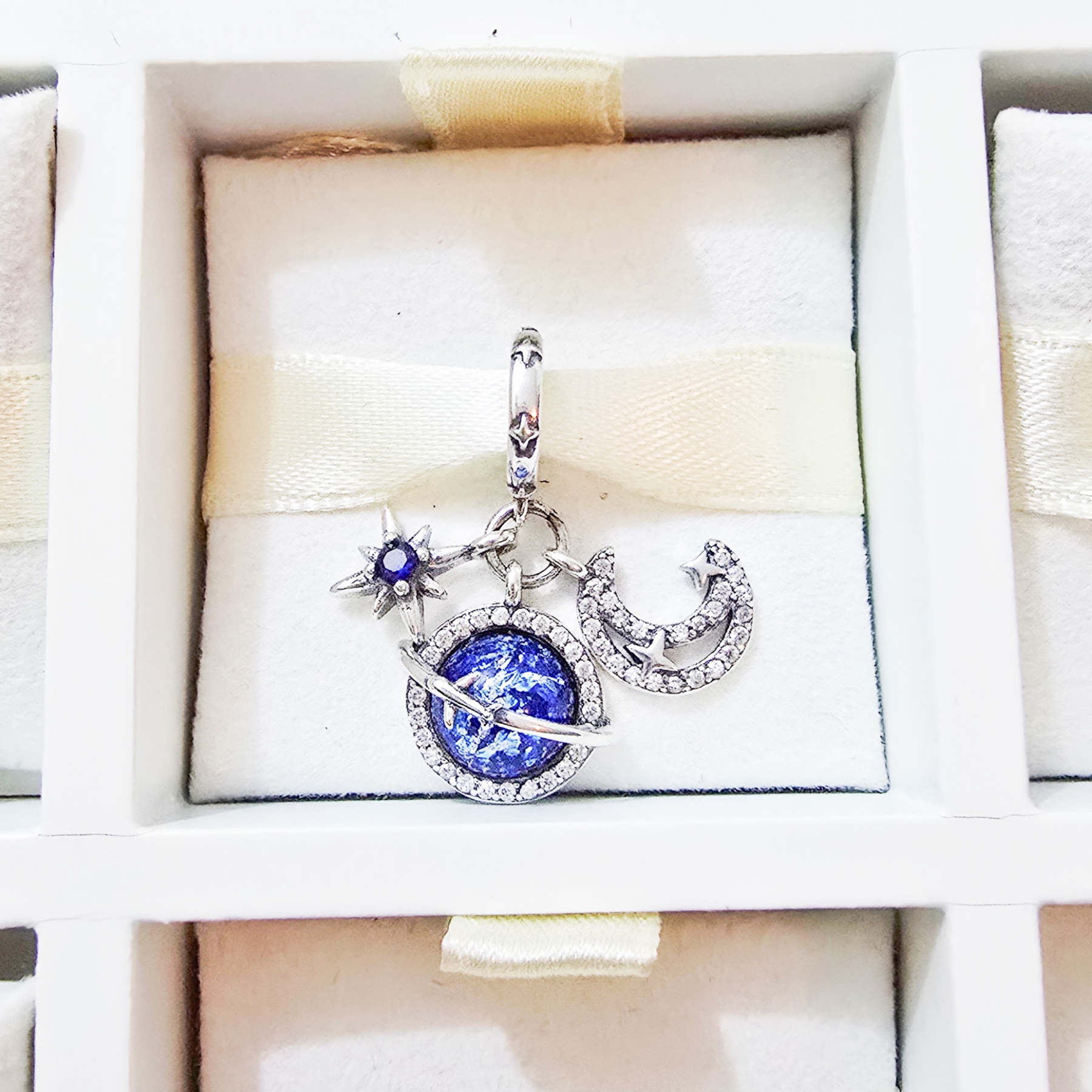 Charm Luna Con Planeta Azul Y Estrella