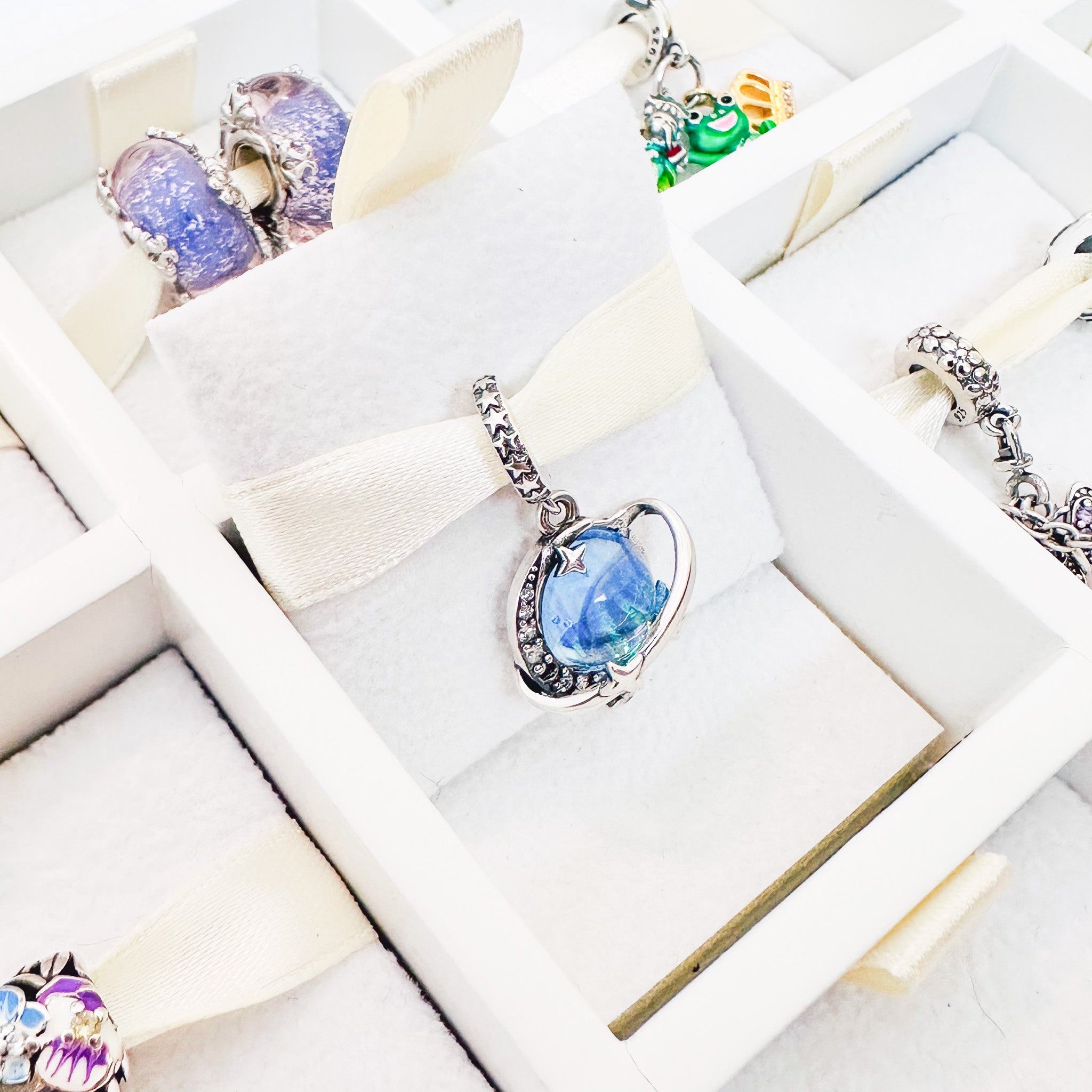 Charm Planeta Tornasol Azul