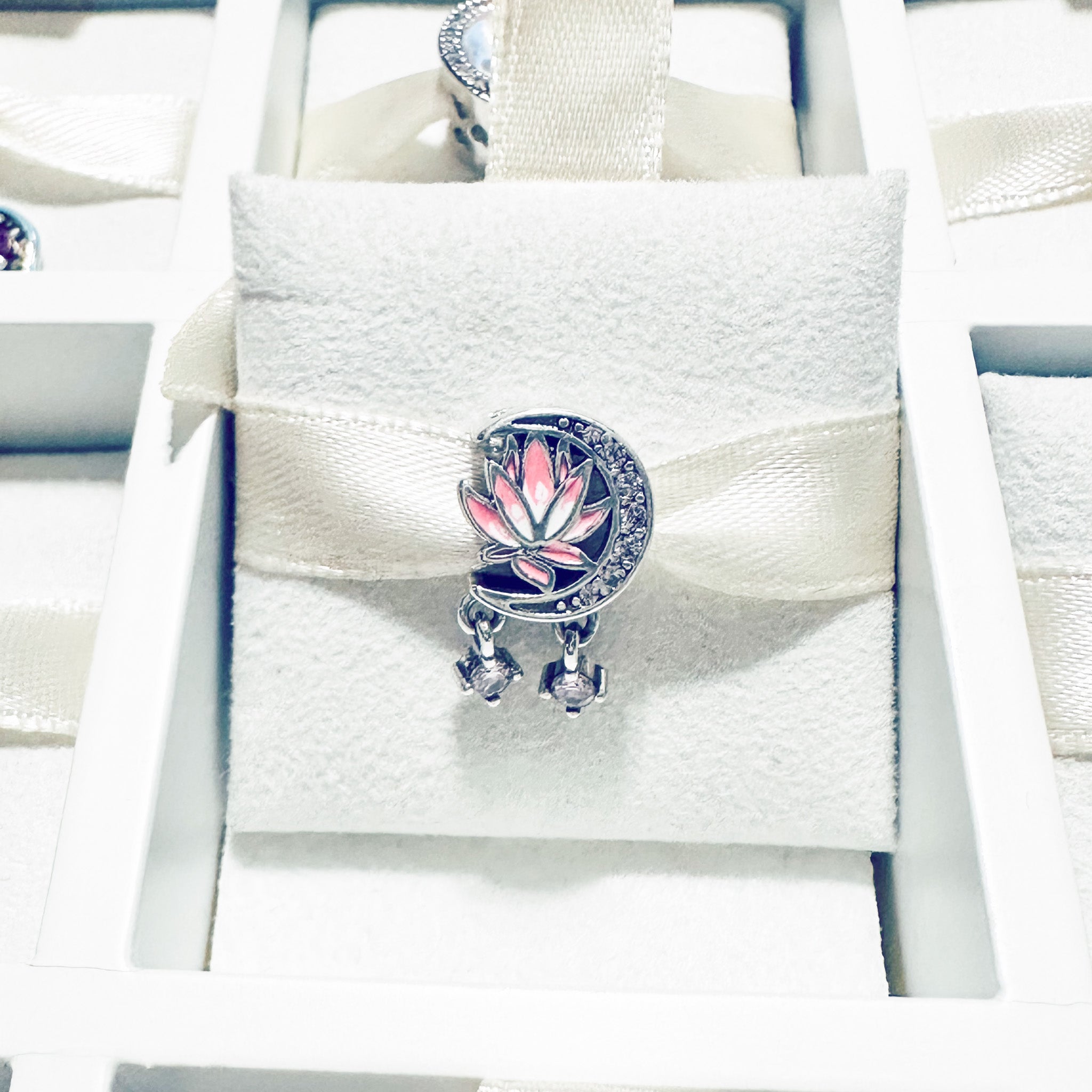 Charm Flor De Loto En Luna Morada