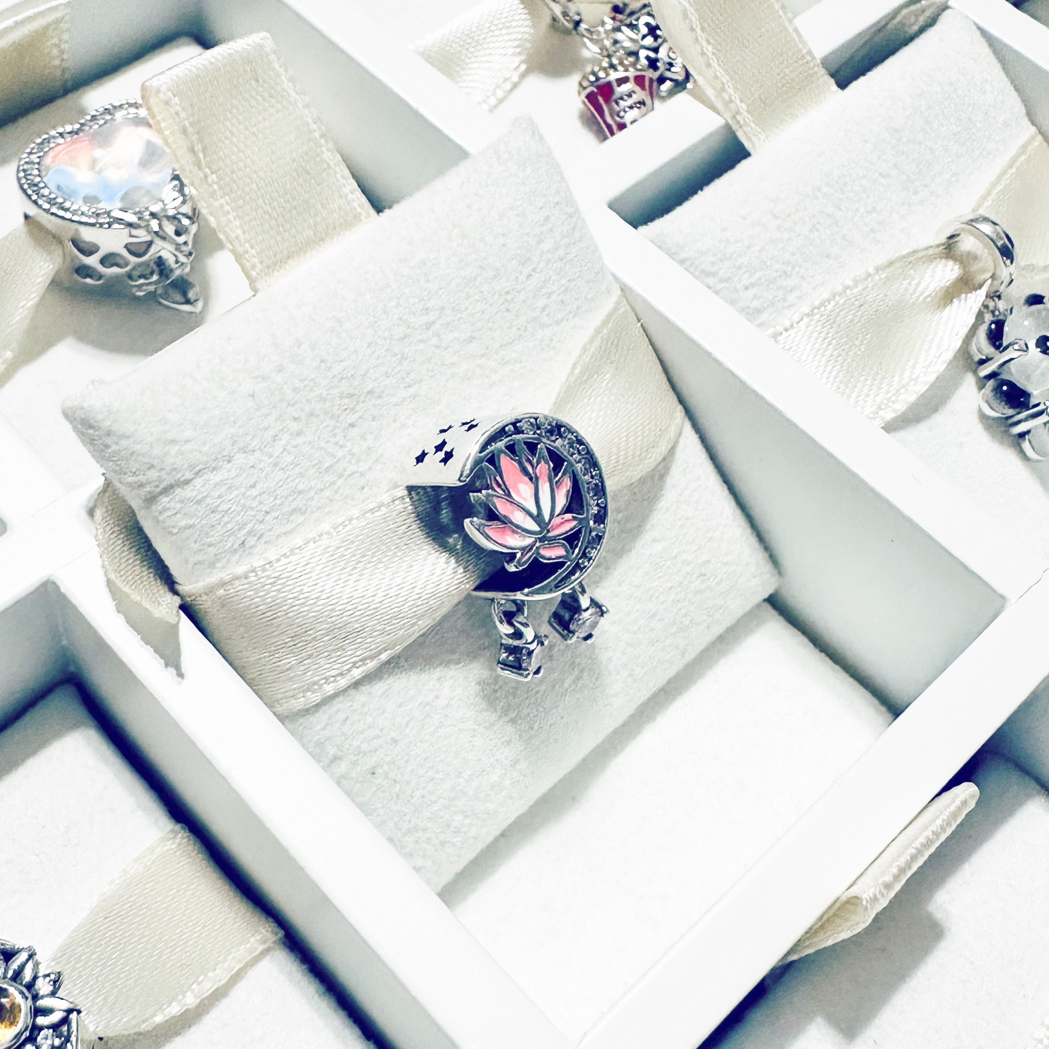 Charm Flor De Loto En Luna Morada