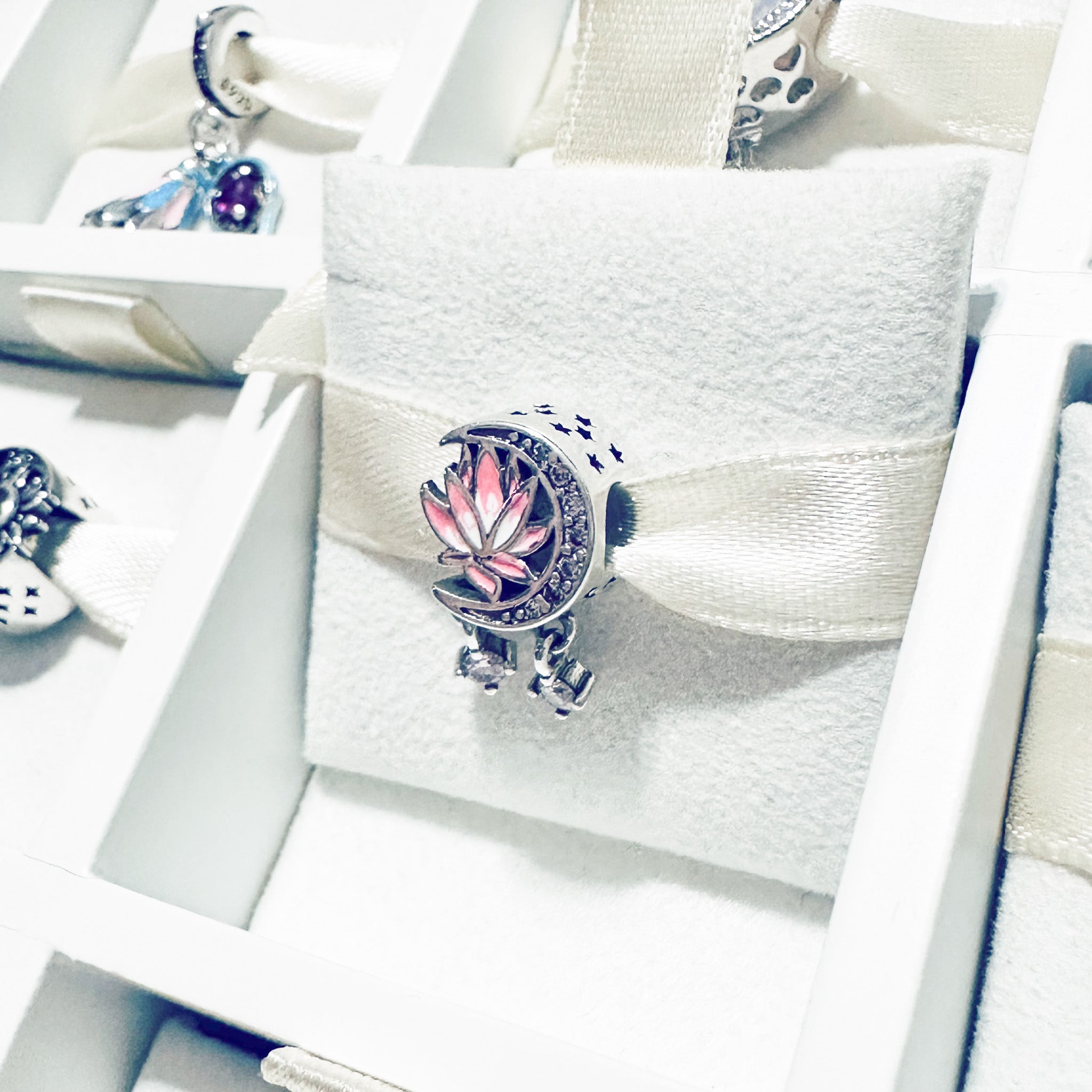 Charm Flor De Loto En Luna Morada