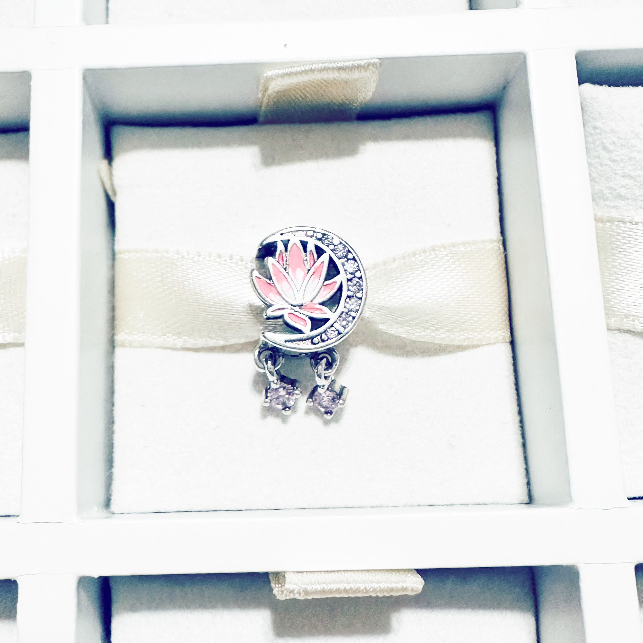 Charm Flor De Loto En Luna Morada