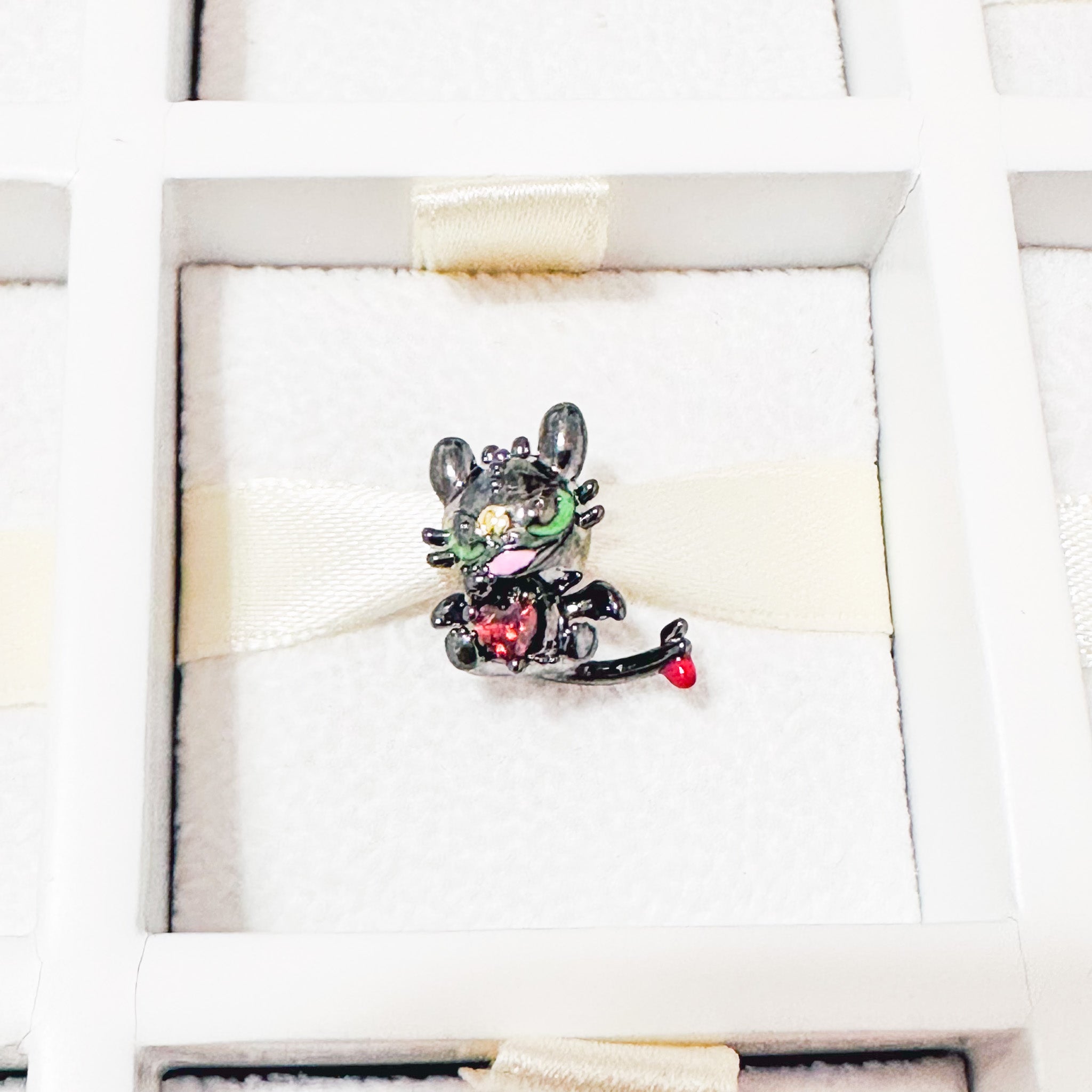 Charm Dragón Chimuelo Con Mariposa