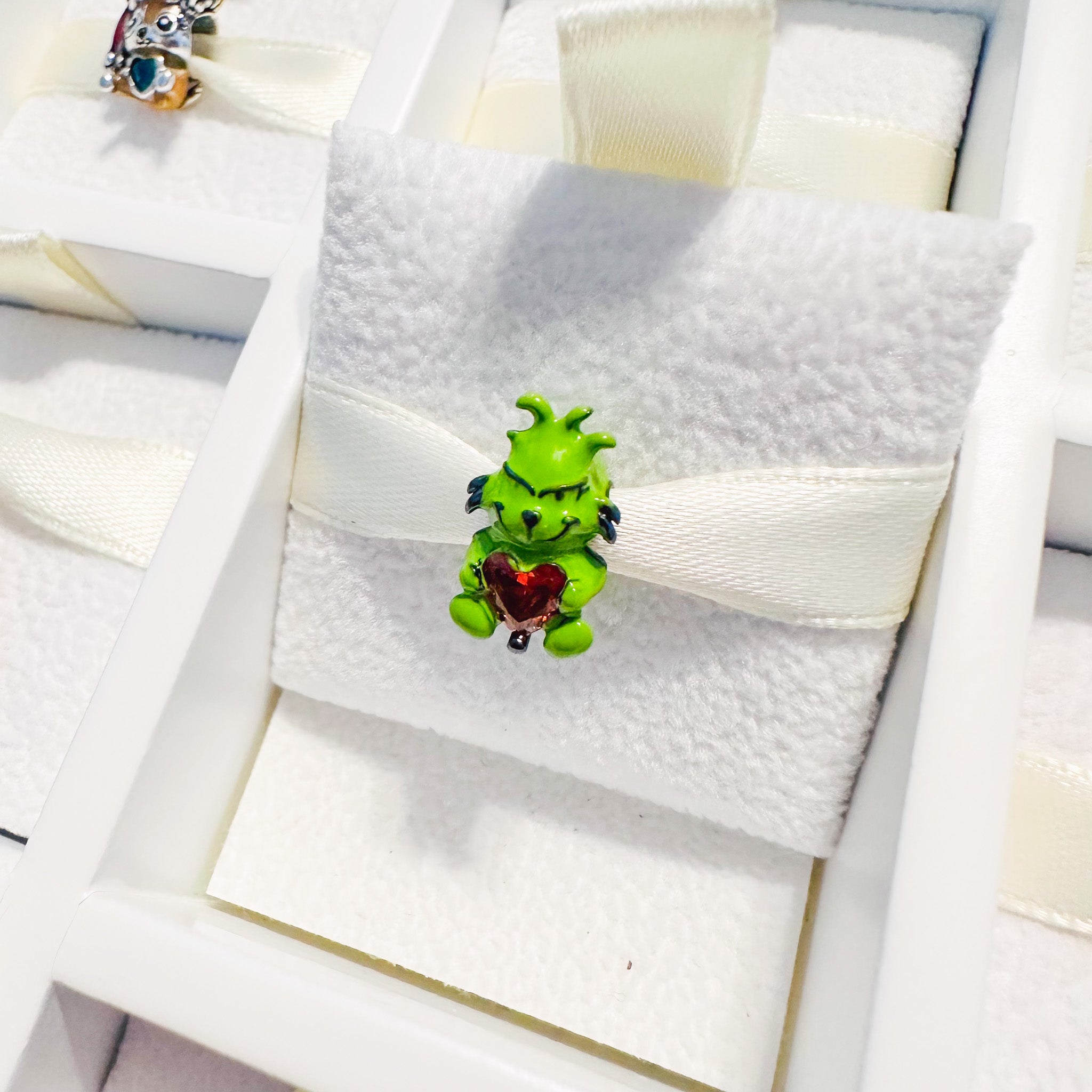 Charm El Grinch Con Corazón Rojo