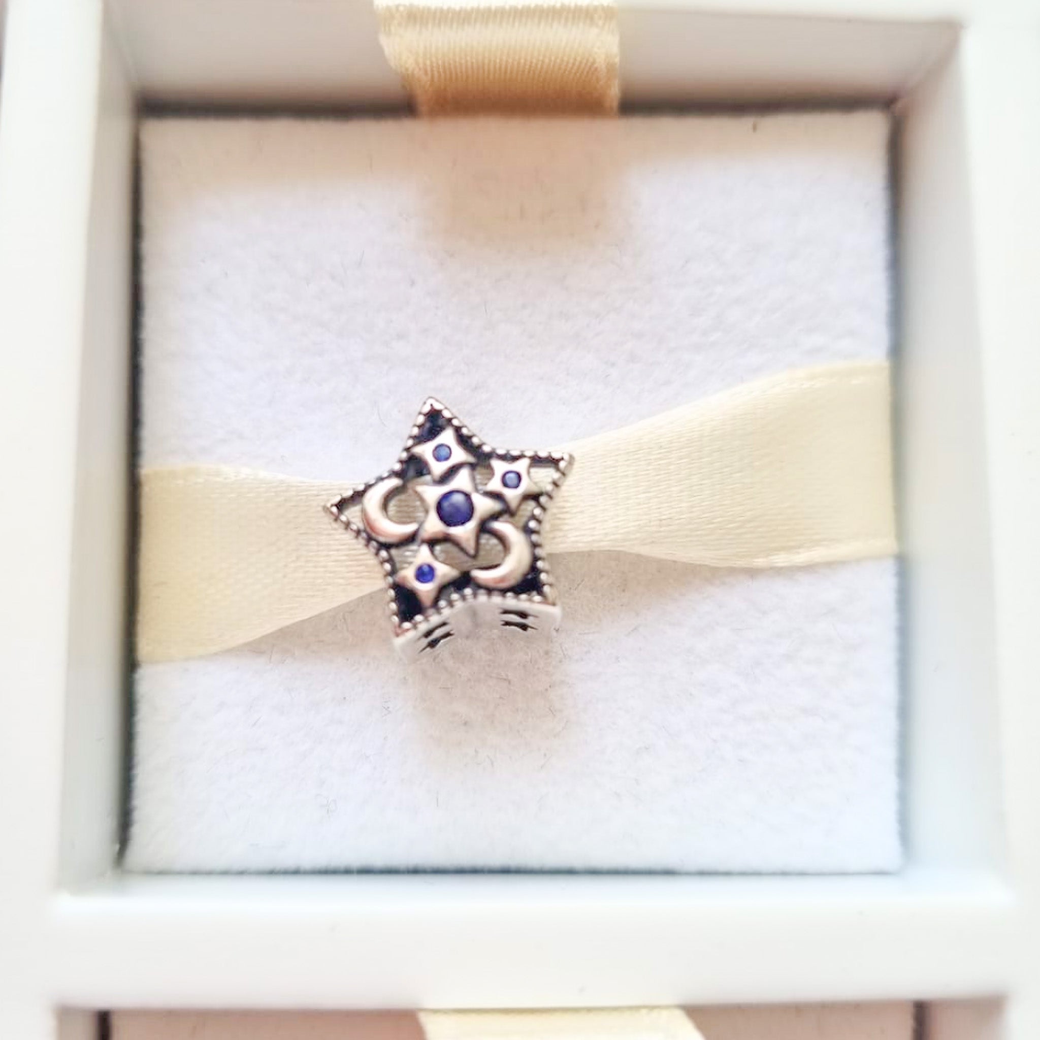 Charm Estrella Con Lunas Y Estrellas Azules