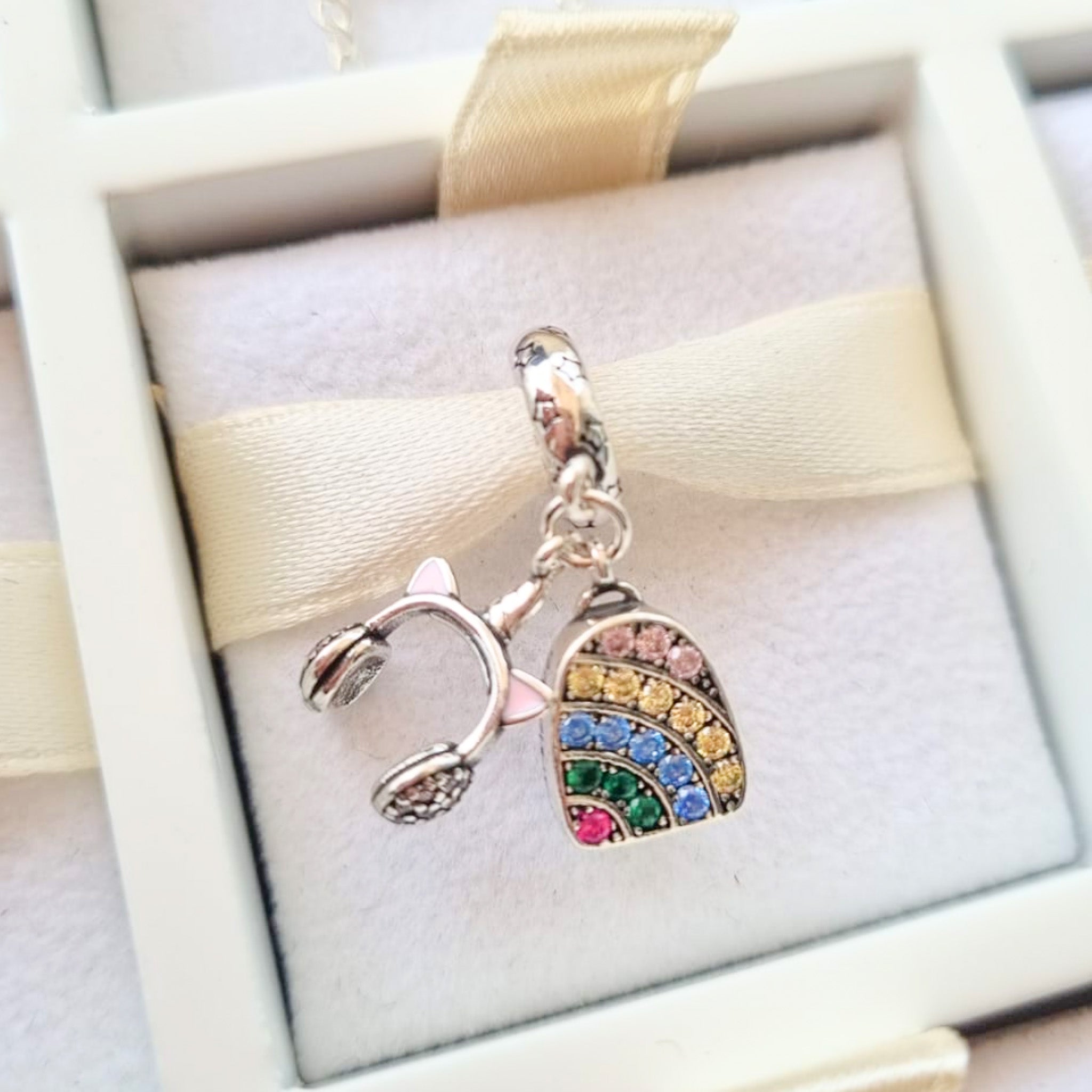 Charm Mochila Arcoíris Y Audífonos