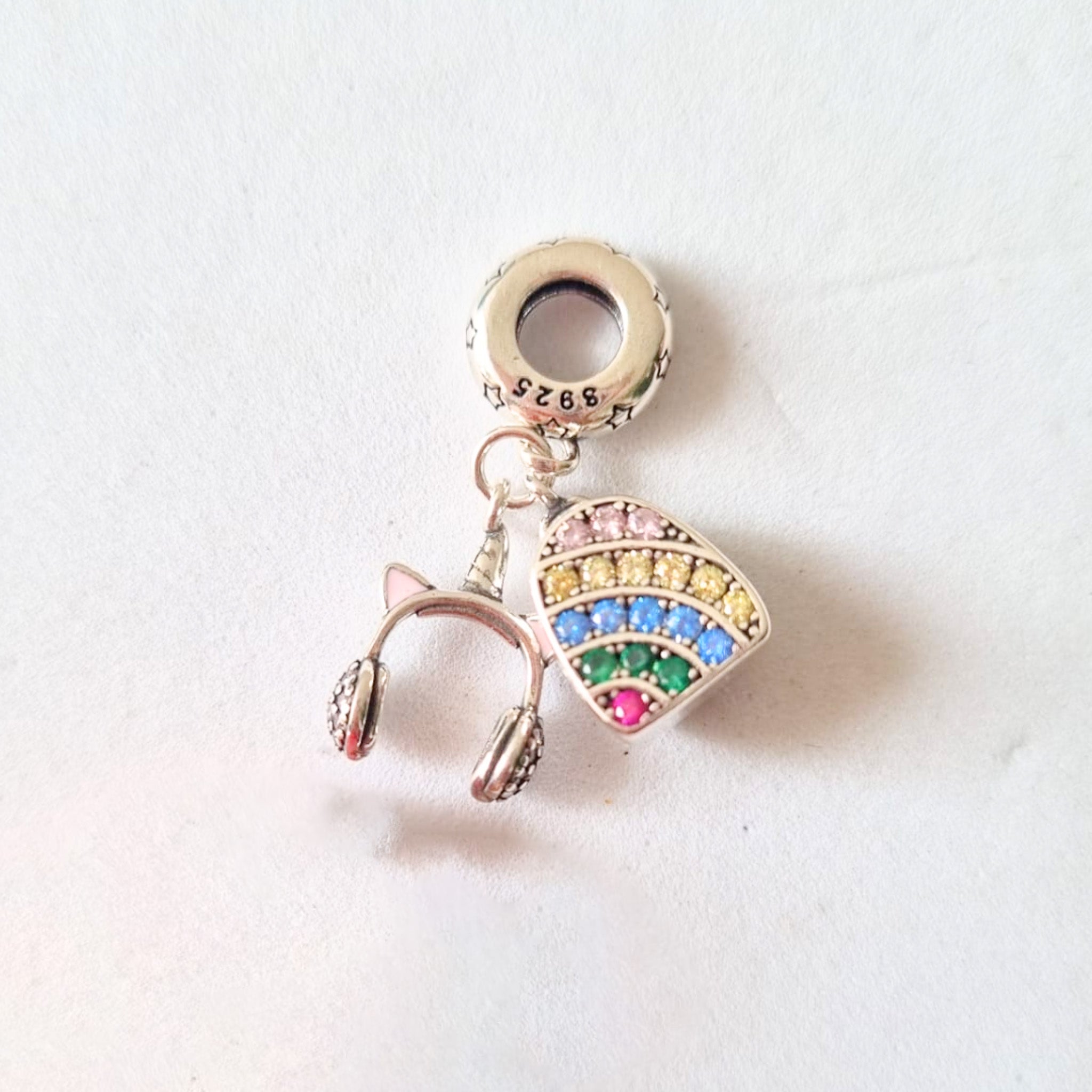 Charm Mochila Arcoíris Y Audífonos