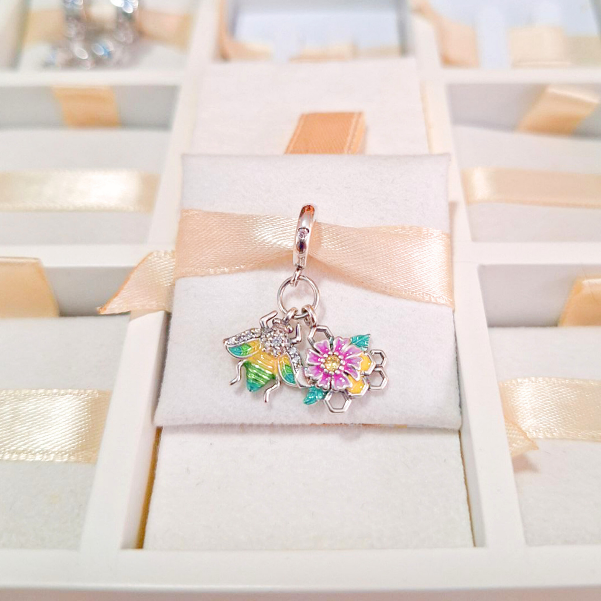Charm Abeja Y Flor Primaveral