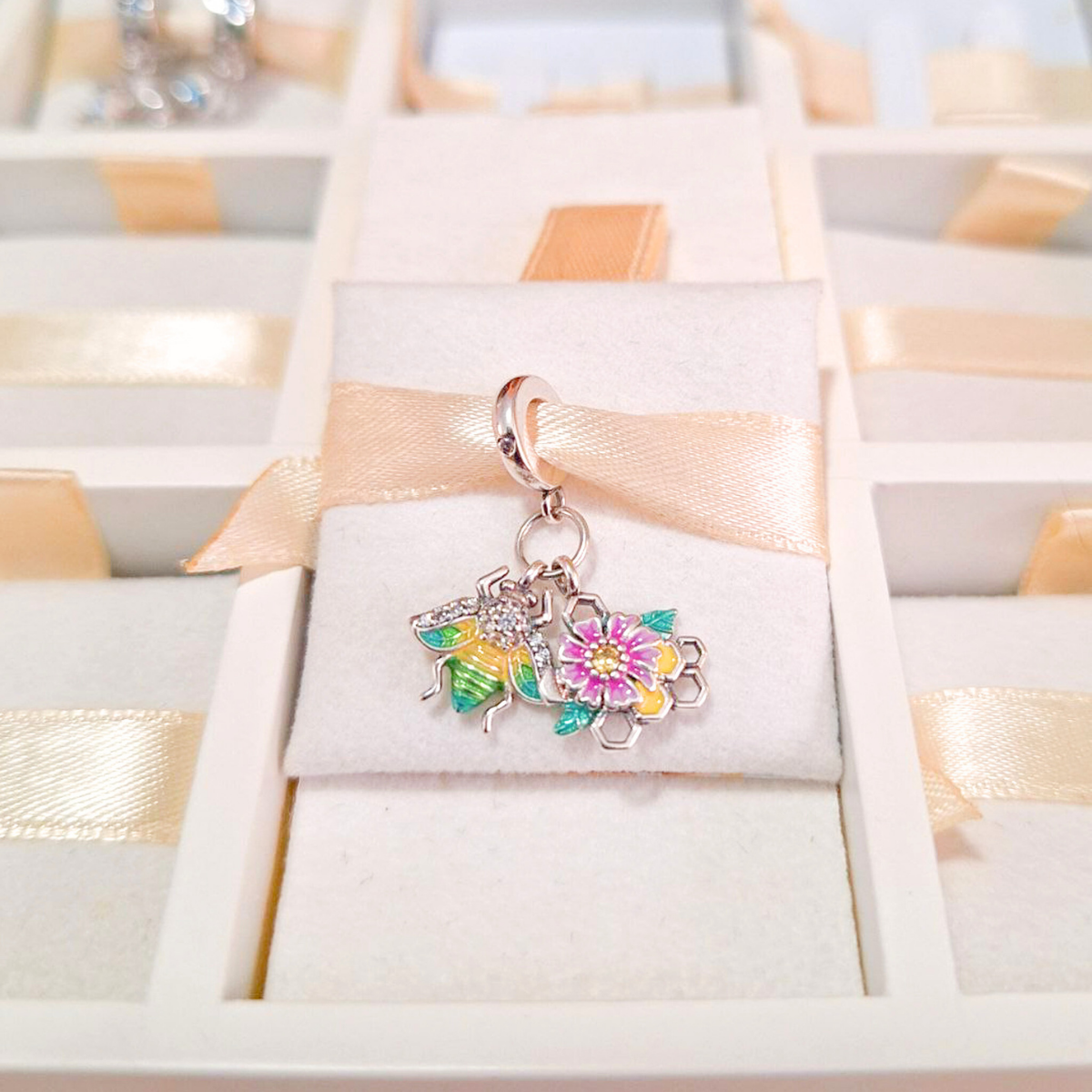 Charm Abeja Y Flor Primaveral
