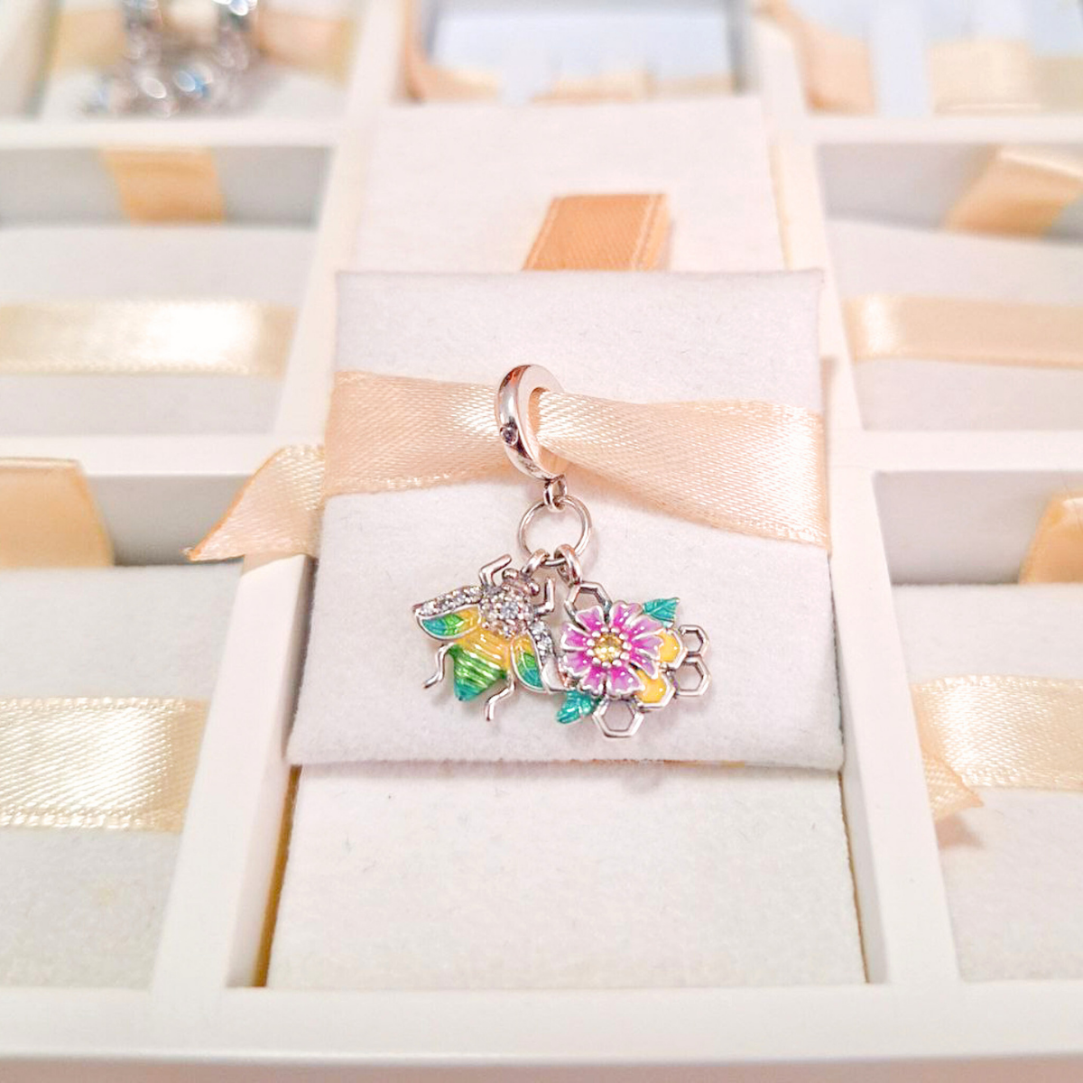 Charm Abeja Y Flor Primaveral