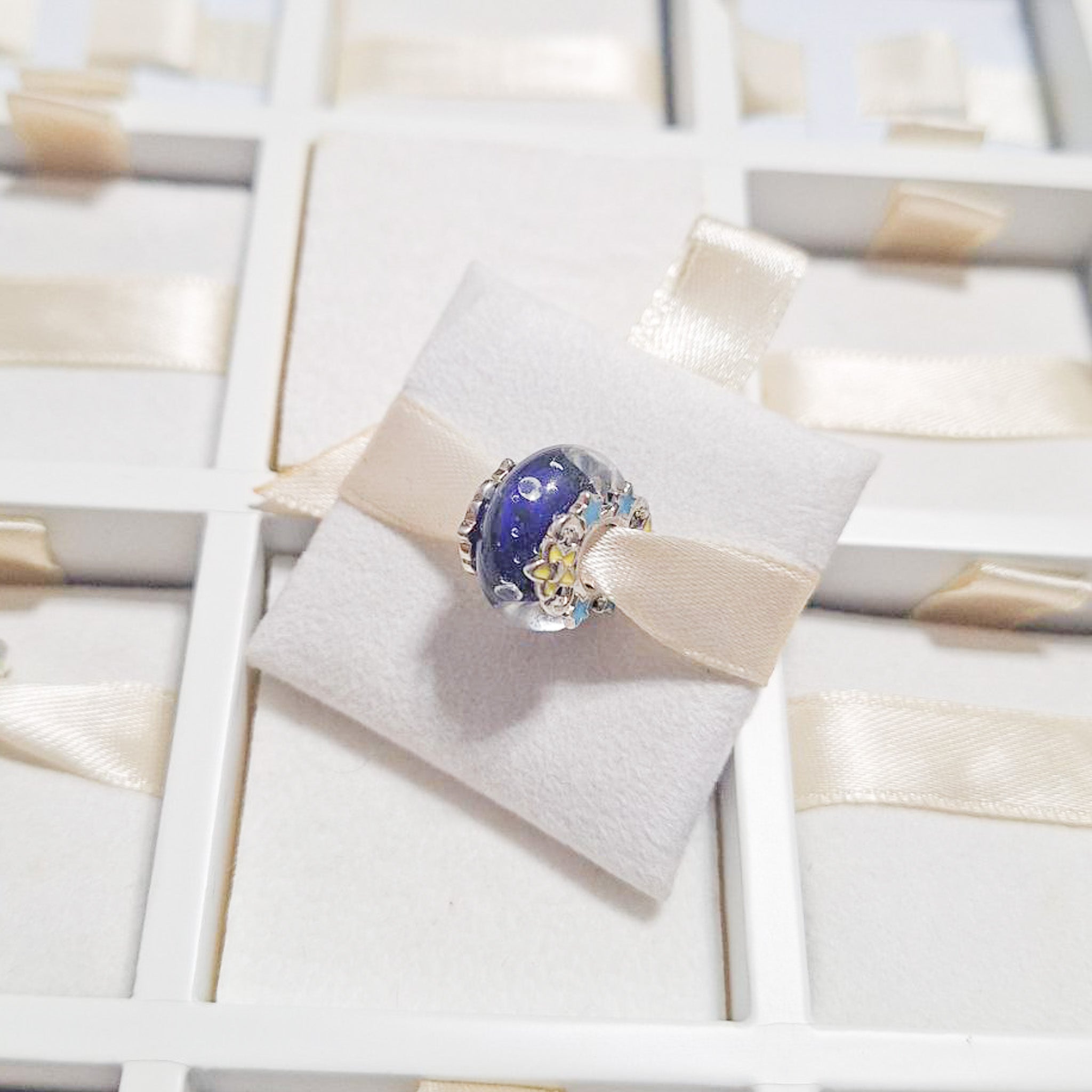 Charm Azul Con Estrellas Y Flores