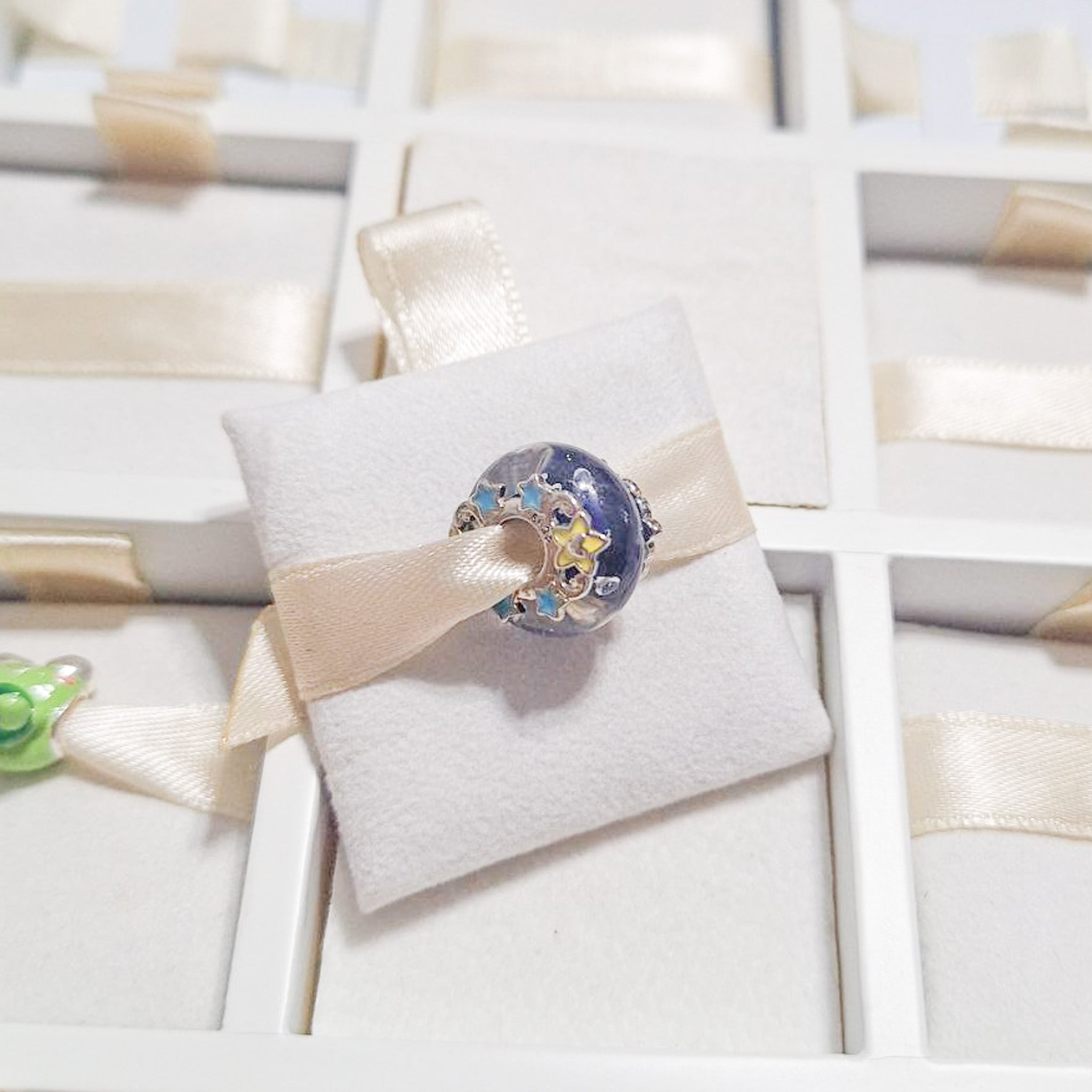 Charm Azul Con Estrellas Y Flores