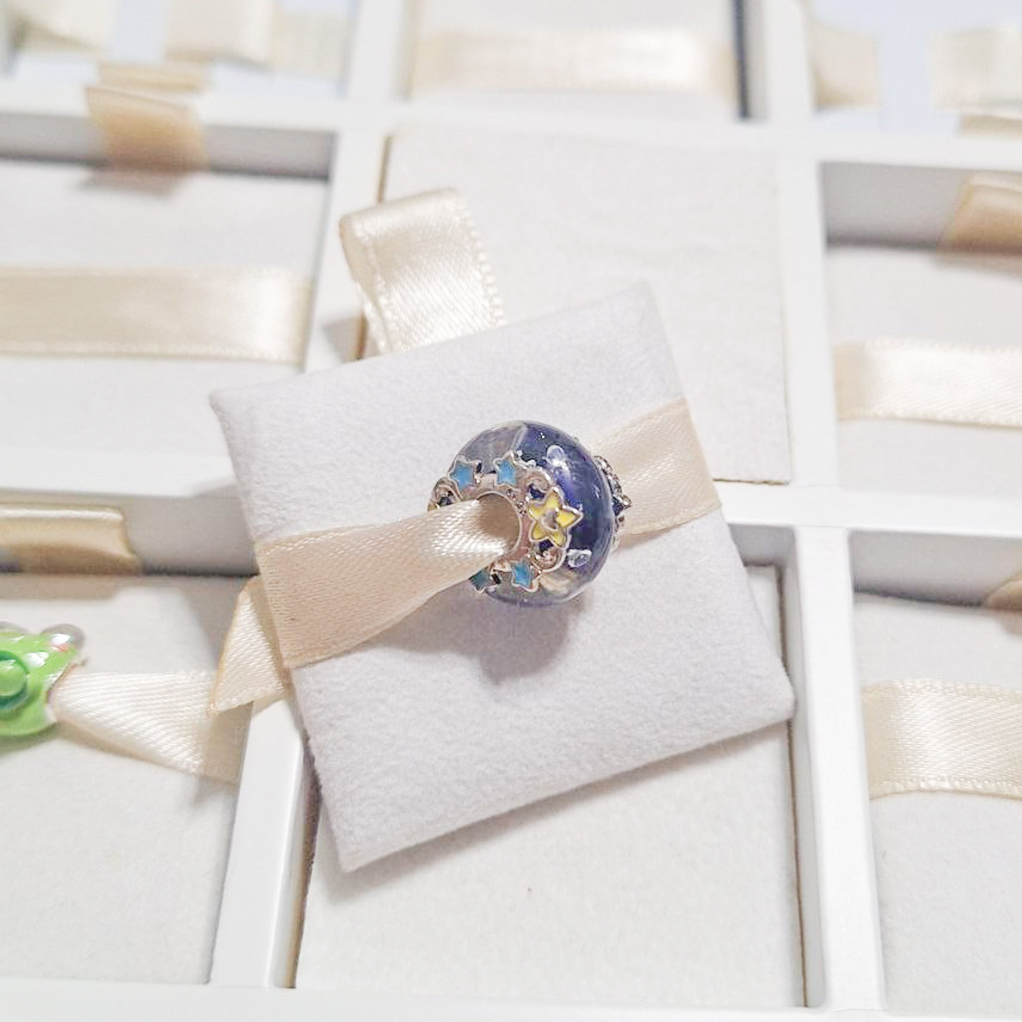 Charm Azul Con Estrellas Y Flores