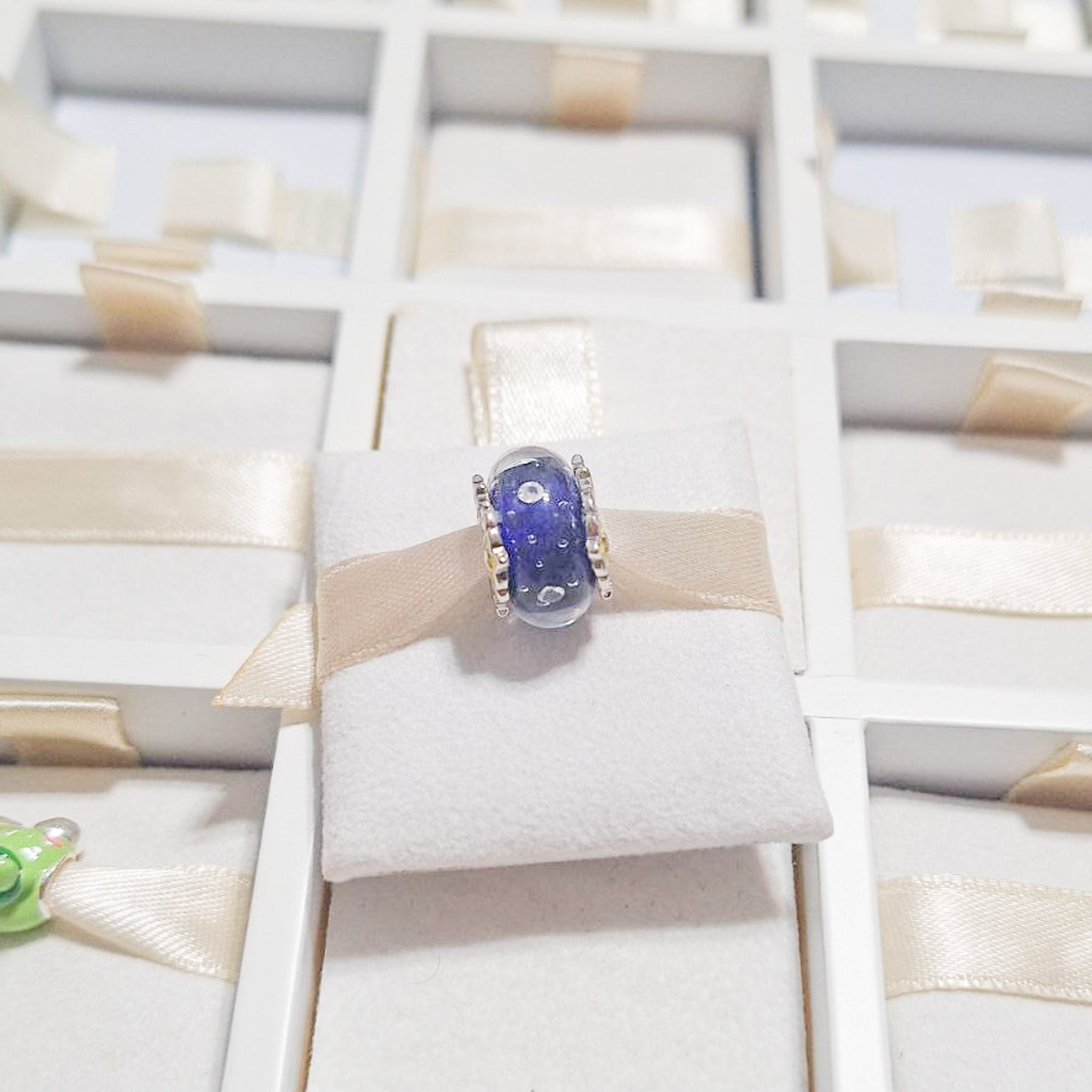 Charm Azul Con Estrellas Y Flores