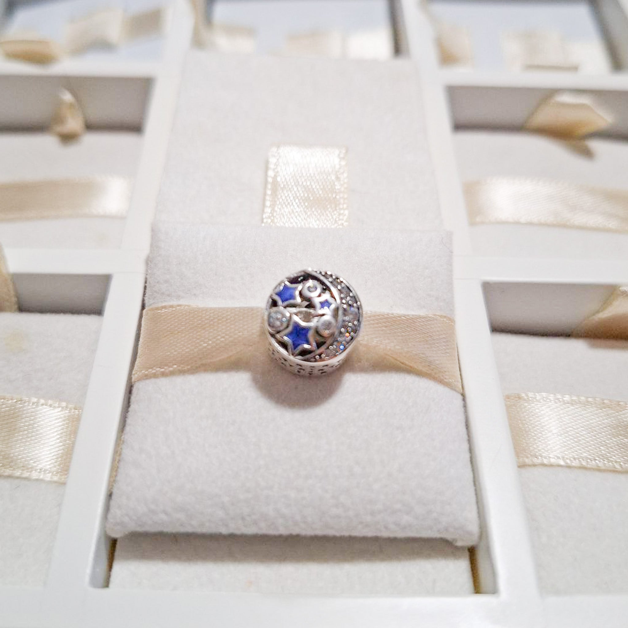 Charm Estrellas Azules Y Media Luna