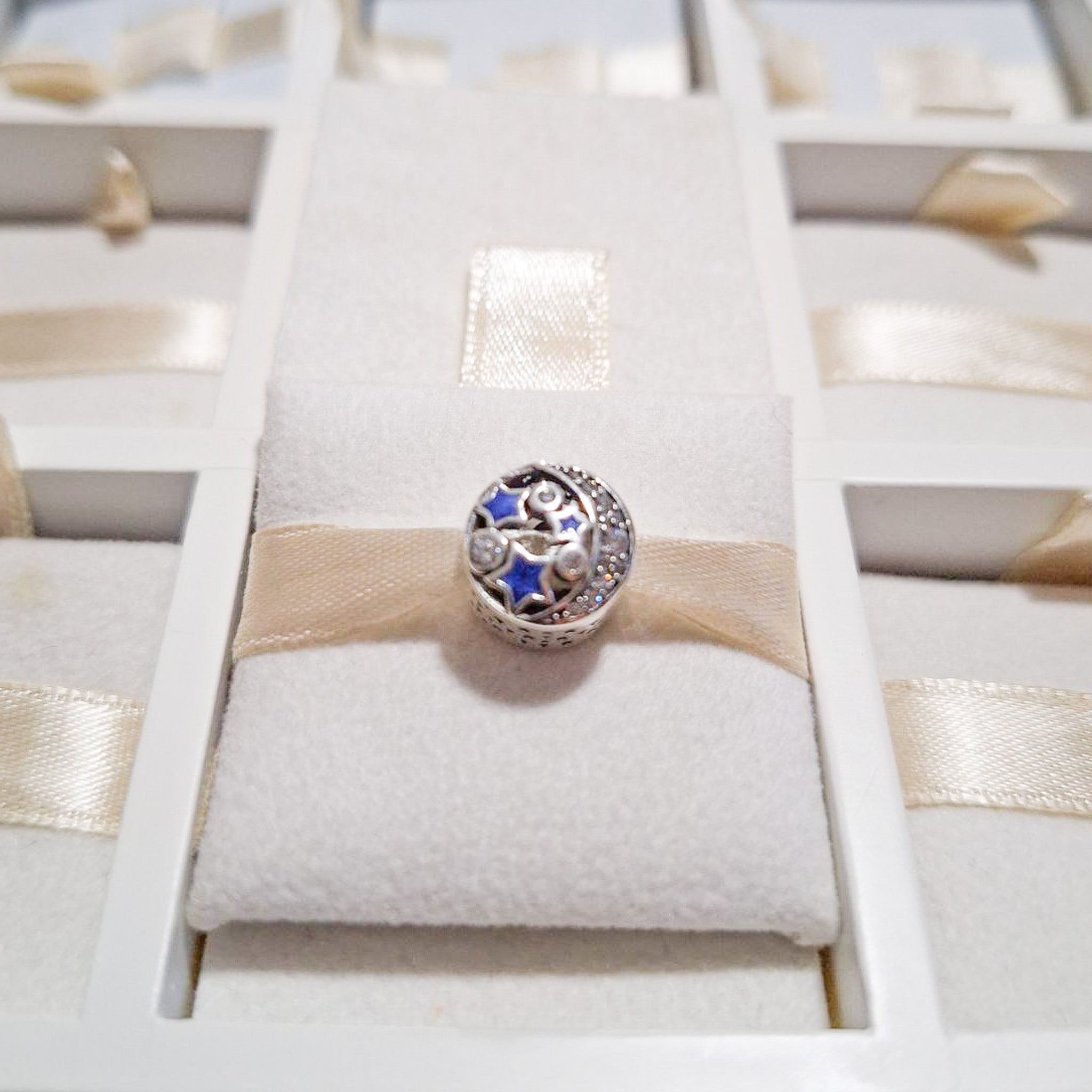 Charm Estrellas Azules Y Media Luna