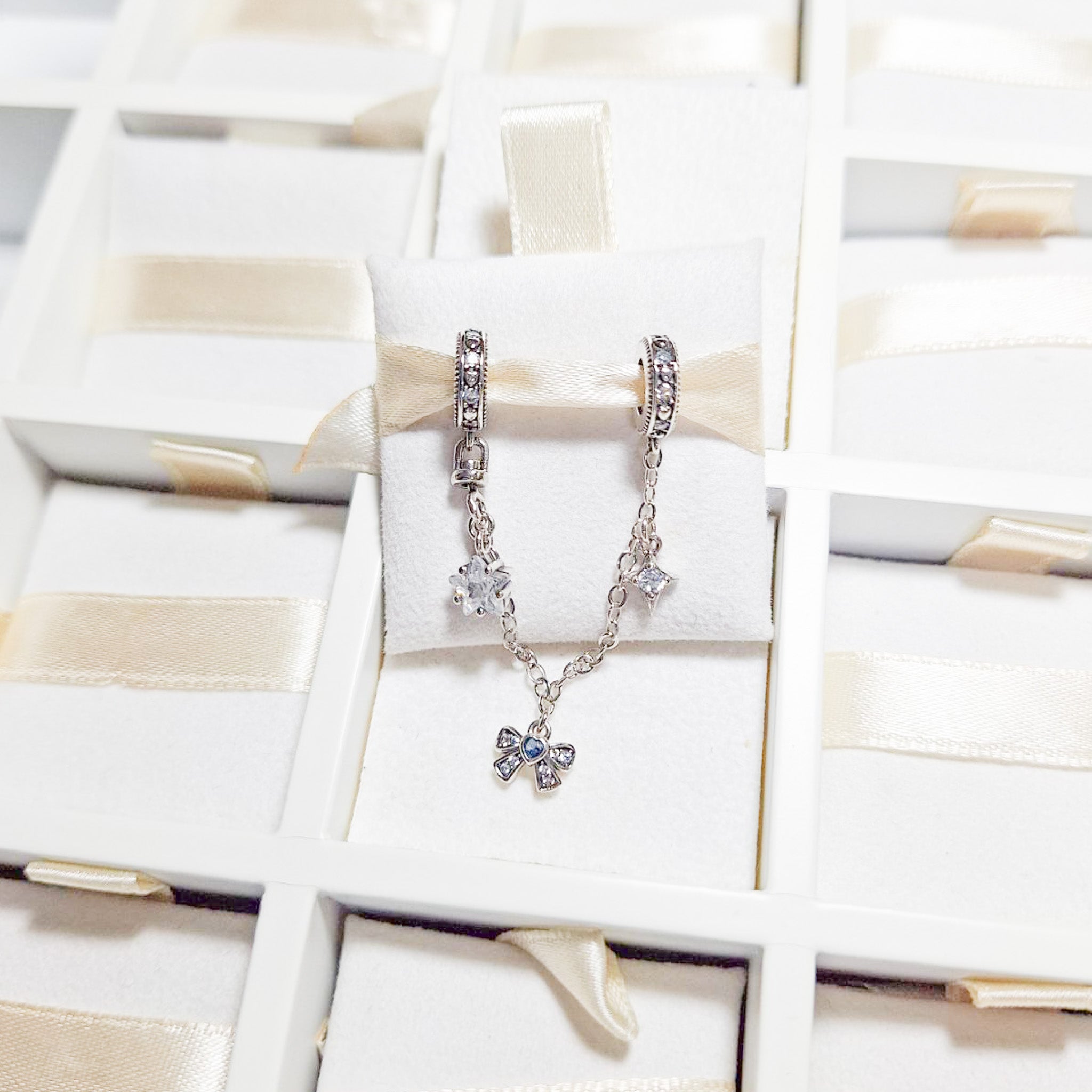 Charm Cadena De Seguridad Moño Y Estrellas