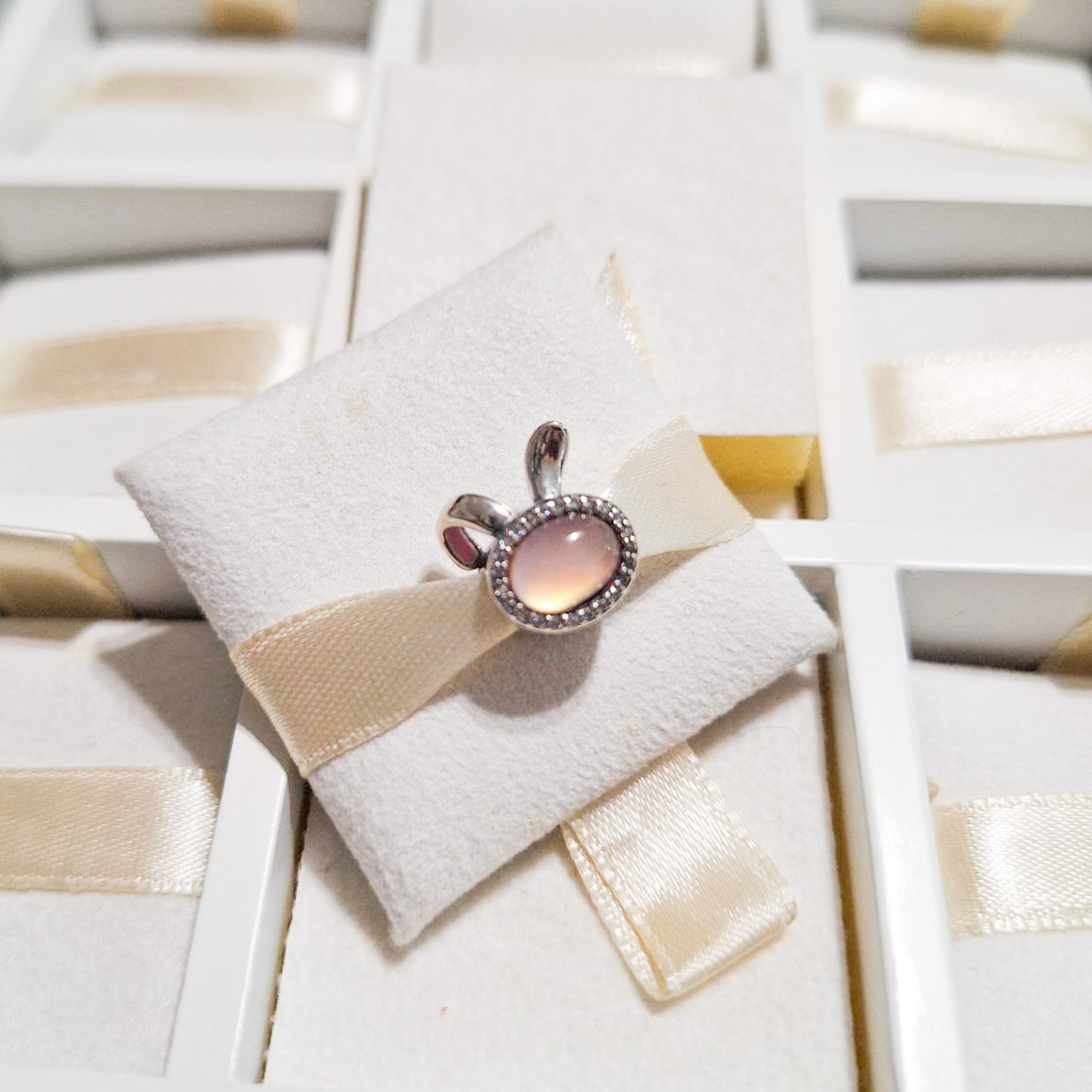 Charm Orejas Conejito Cristal Rosa