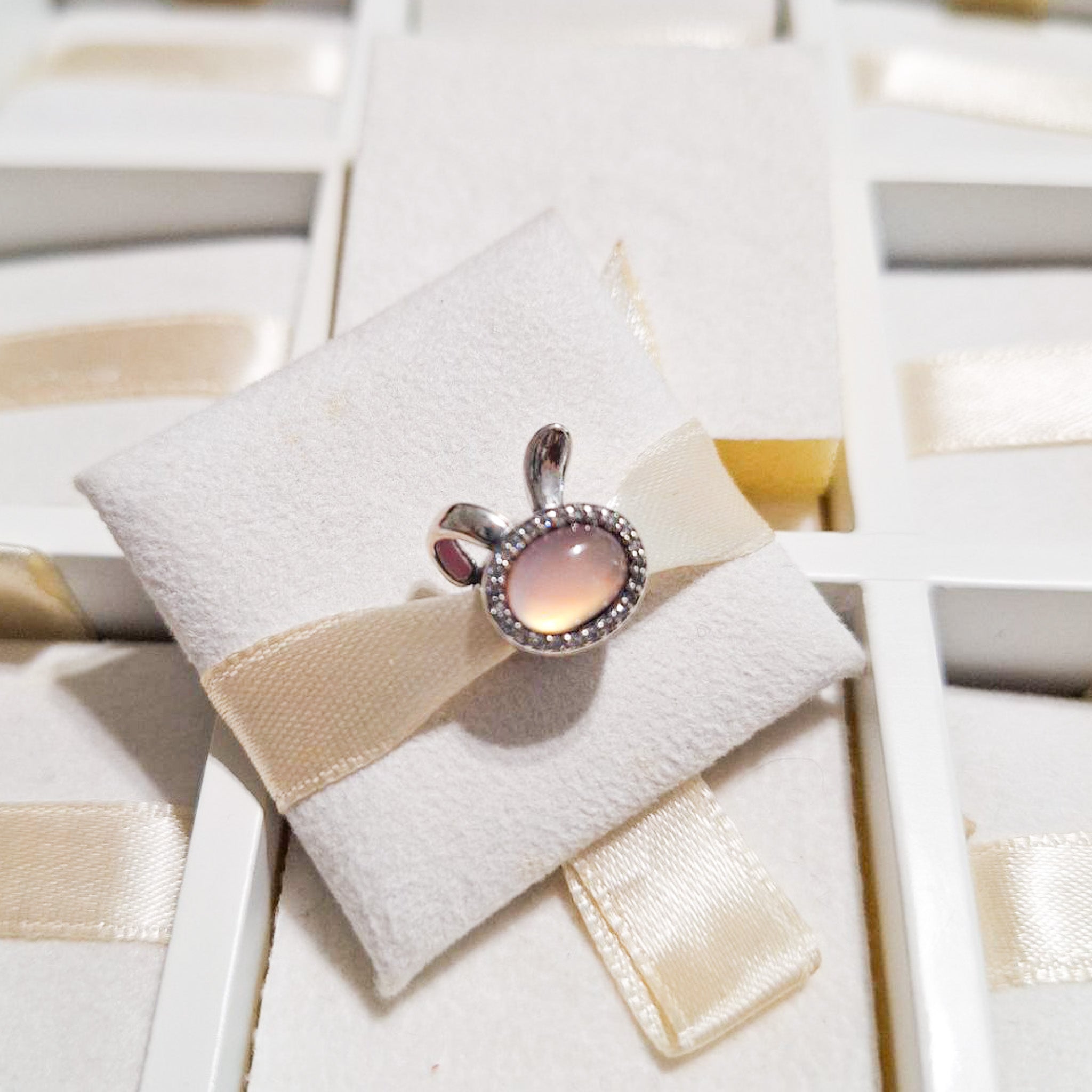 Charm Orejas Conejito Cristal Rosa