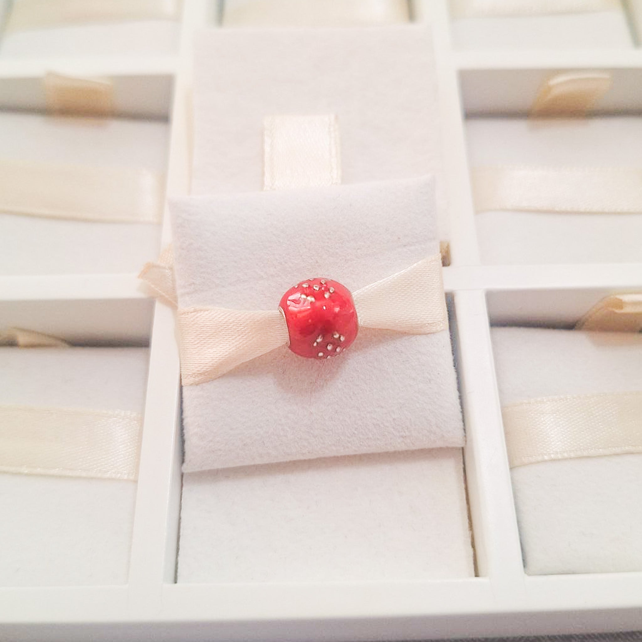 Charm Fresa Con Flor Blanca