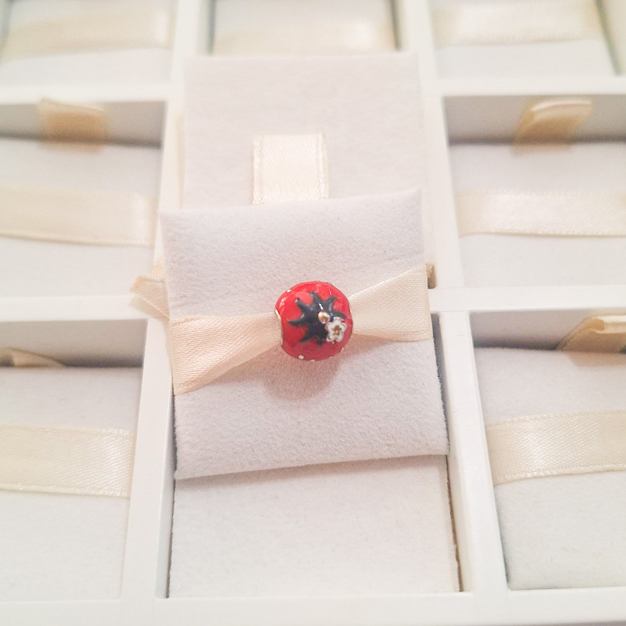 Charm Fresa Con Flor Blanca