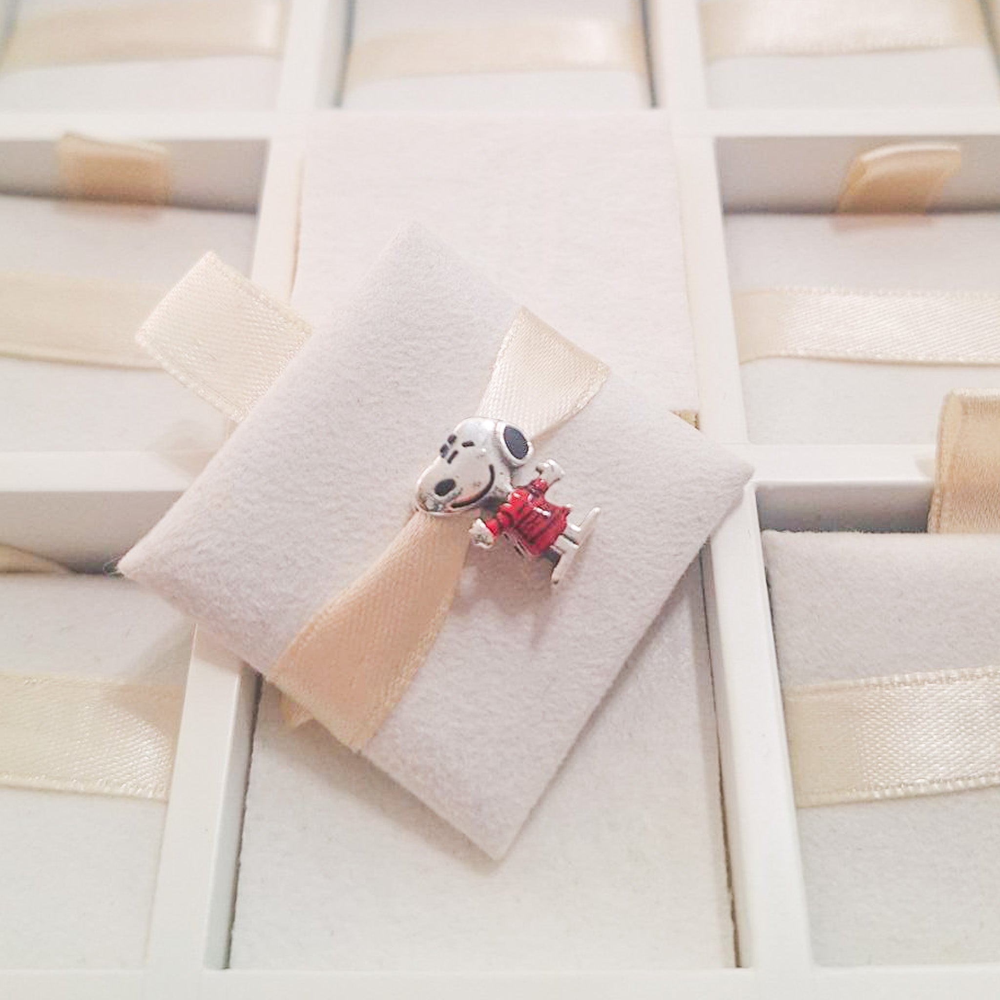 Charm Snoopy Suéter Rojo