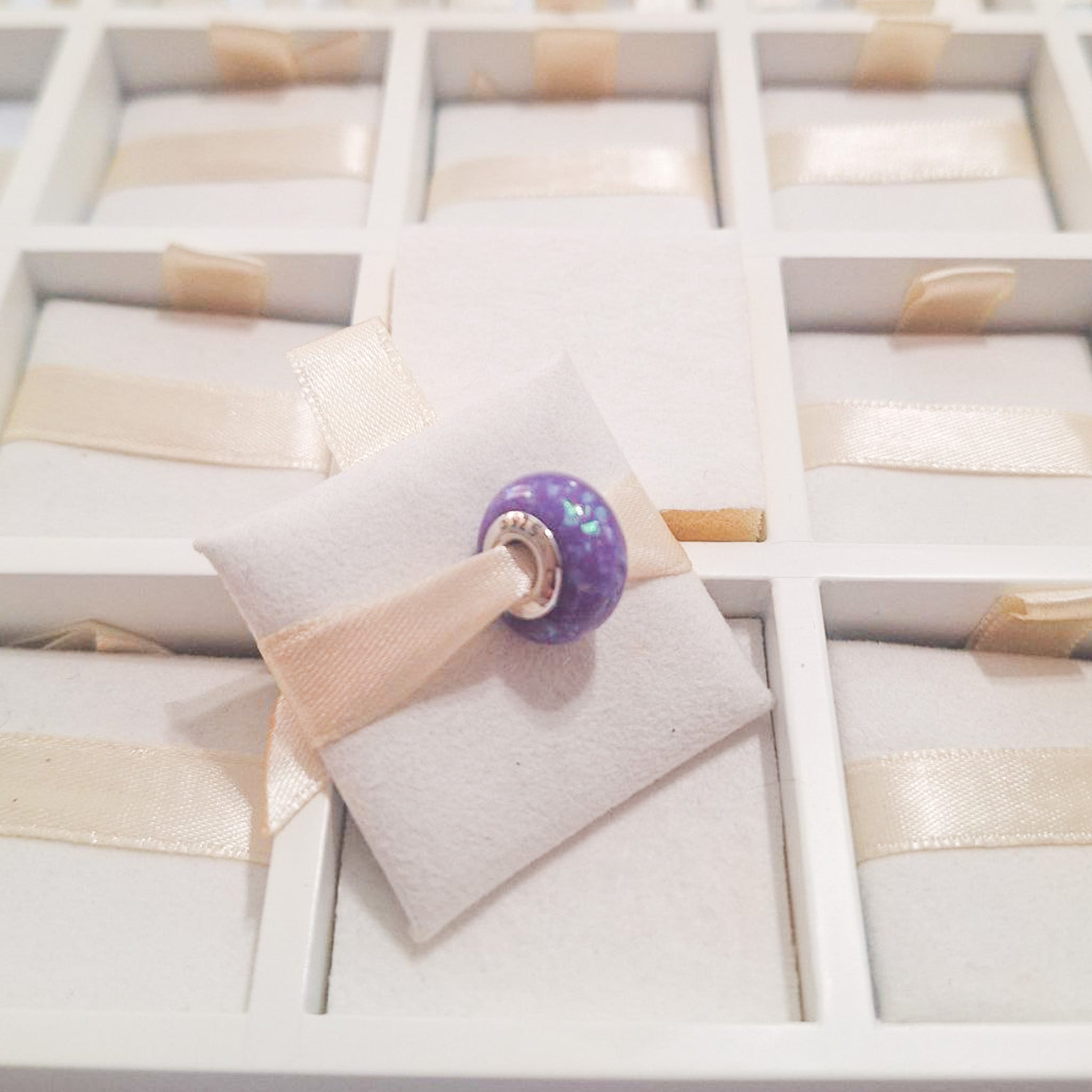 Charm Murano Morado Con Destellos Tornasol