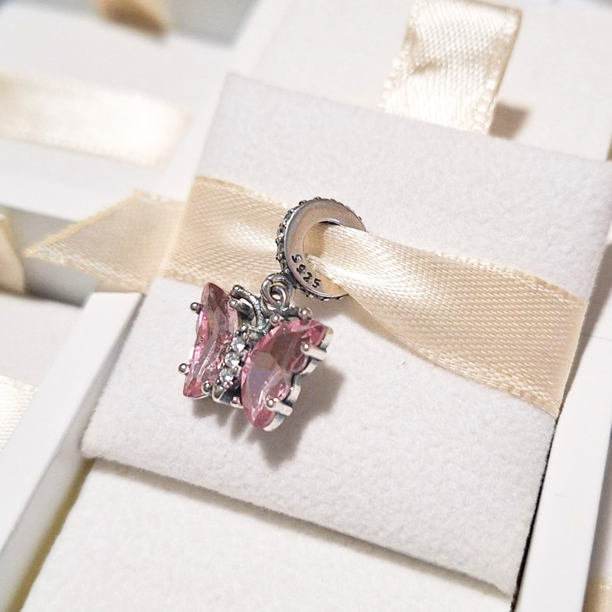 Charm Mariposa Rosa Brillante