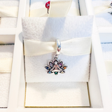 Cargar imagen en la galería, Charm Flor De Loto Meditación