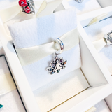 Cargar imagen en la galería, Charm Flor De Loto Meditación