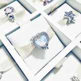 Cargar imagen en la galería, Charm Corazón Azul Cielo Tornasol