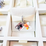 Cargar imagen en la galería, Charm Personaje Cartoon Aviador Con Carta De Póker