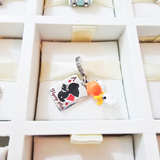 Cargar imagen en la galería, Charm Personaje Cartoon Aviador Con Carta De Póker